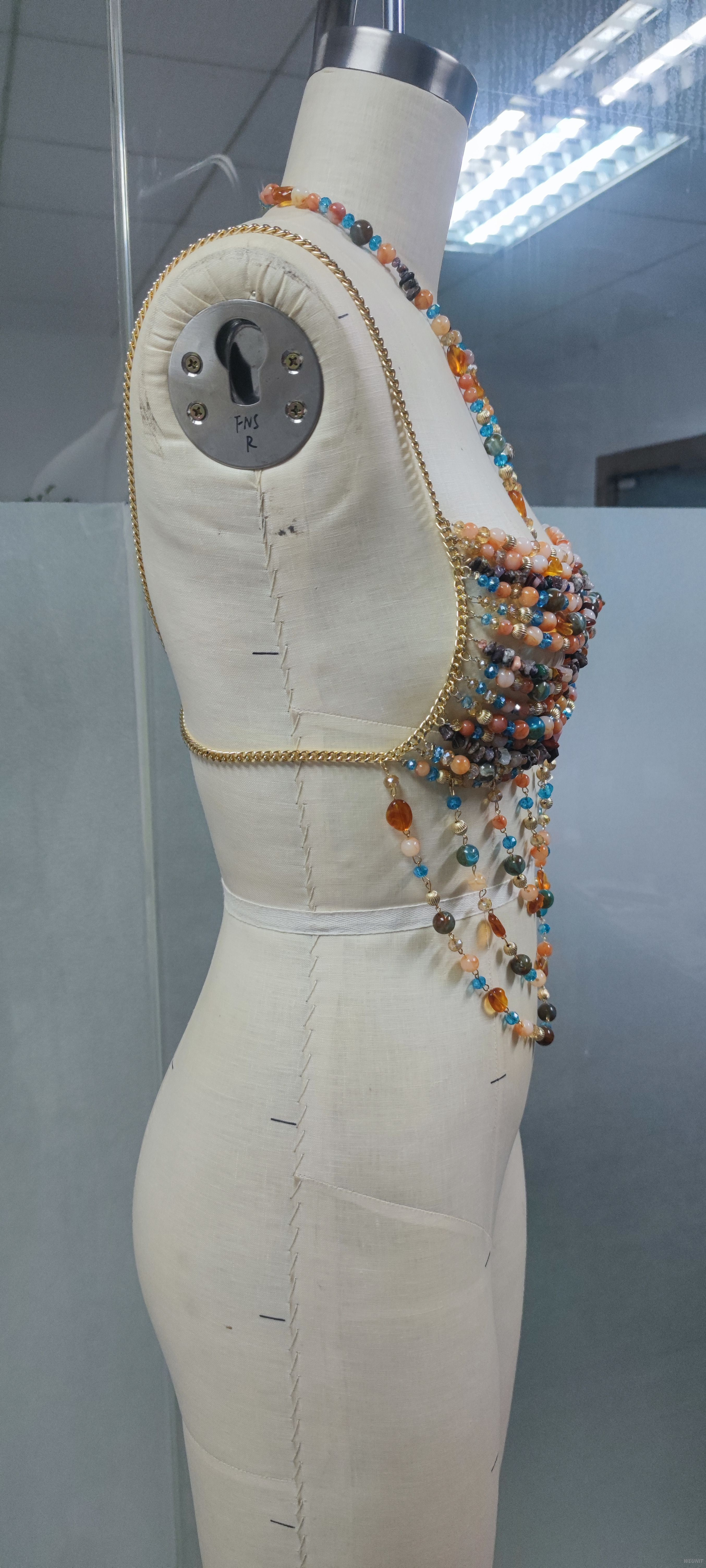 Top corto con cadena y cuerpo con cuentas de colores