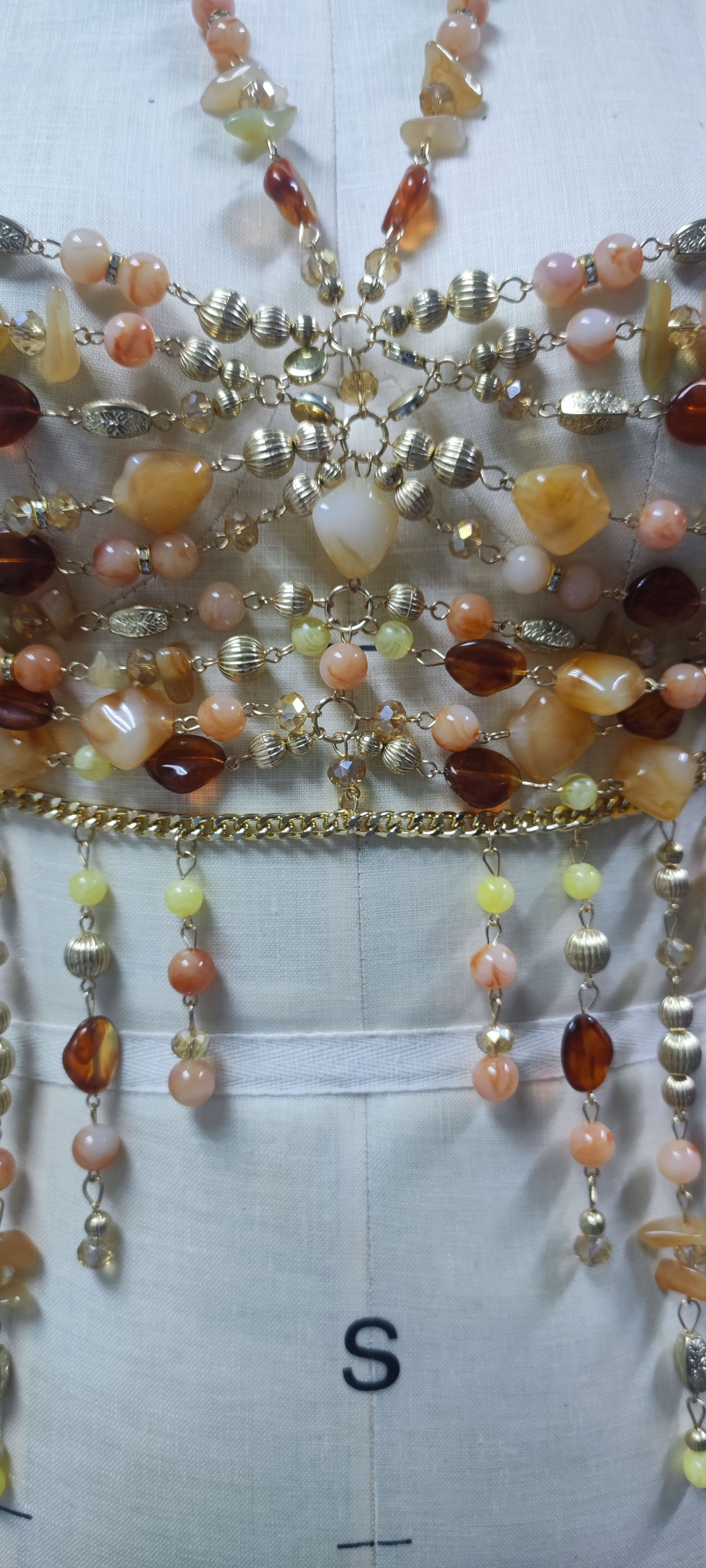 Top corto con cadena y cuerpo con cuentas de colores