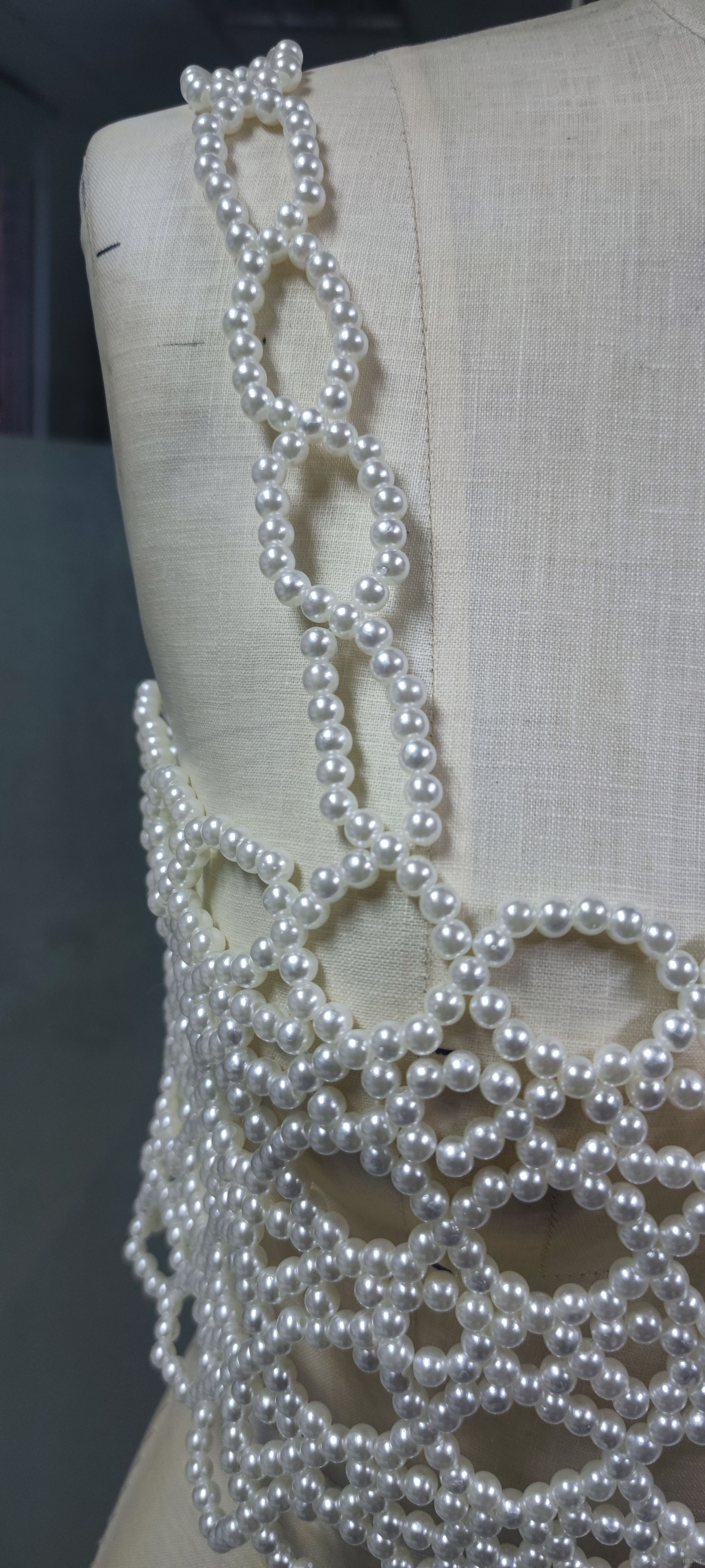Exquisito top corto de crochet con bordado de perlas