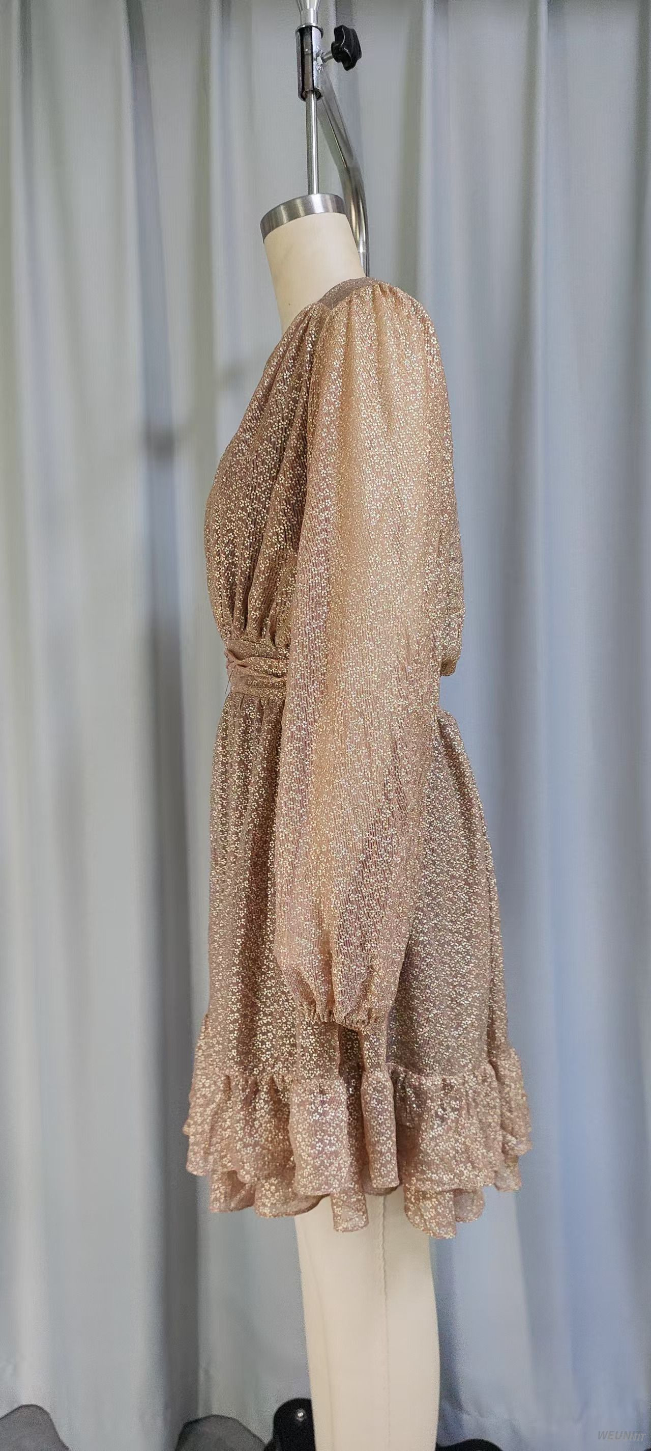 Minivestido dorado brillante de manga larga con volantes y lazo en la cintura