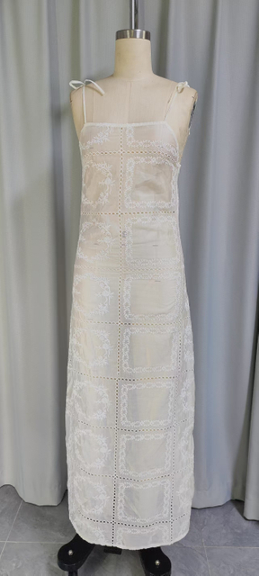 Vestido lencero largo de encaje transparente de inspiraci&oacute;n vintage con bordado floral