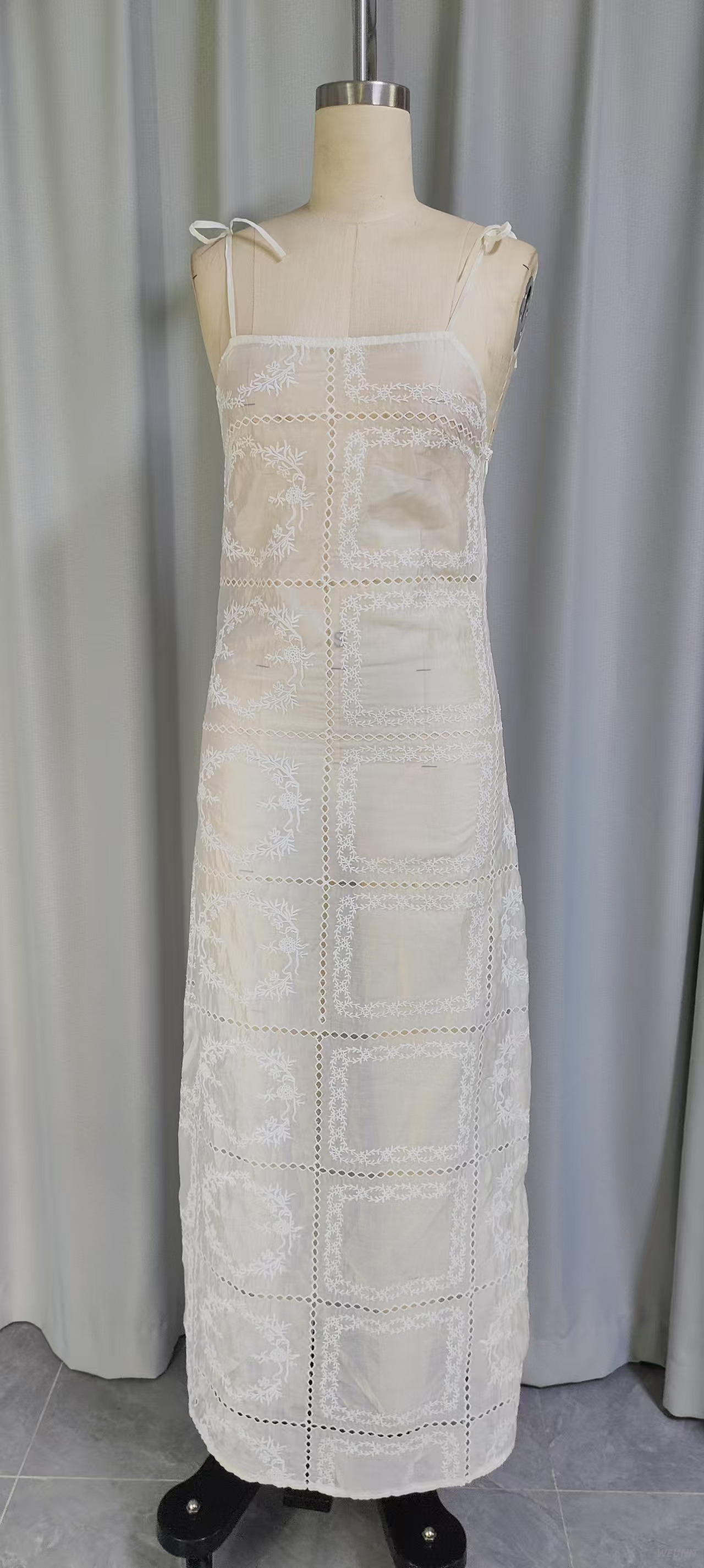 Vestido lencero largo de encaje transparente de inspiraci&oacute;n vintage con bordado floral