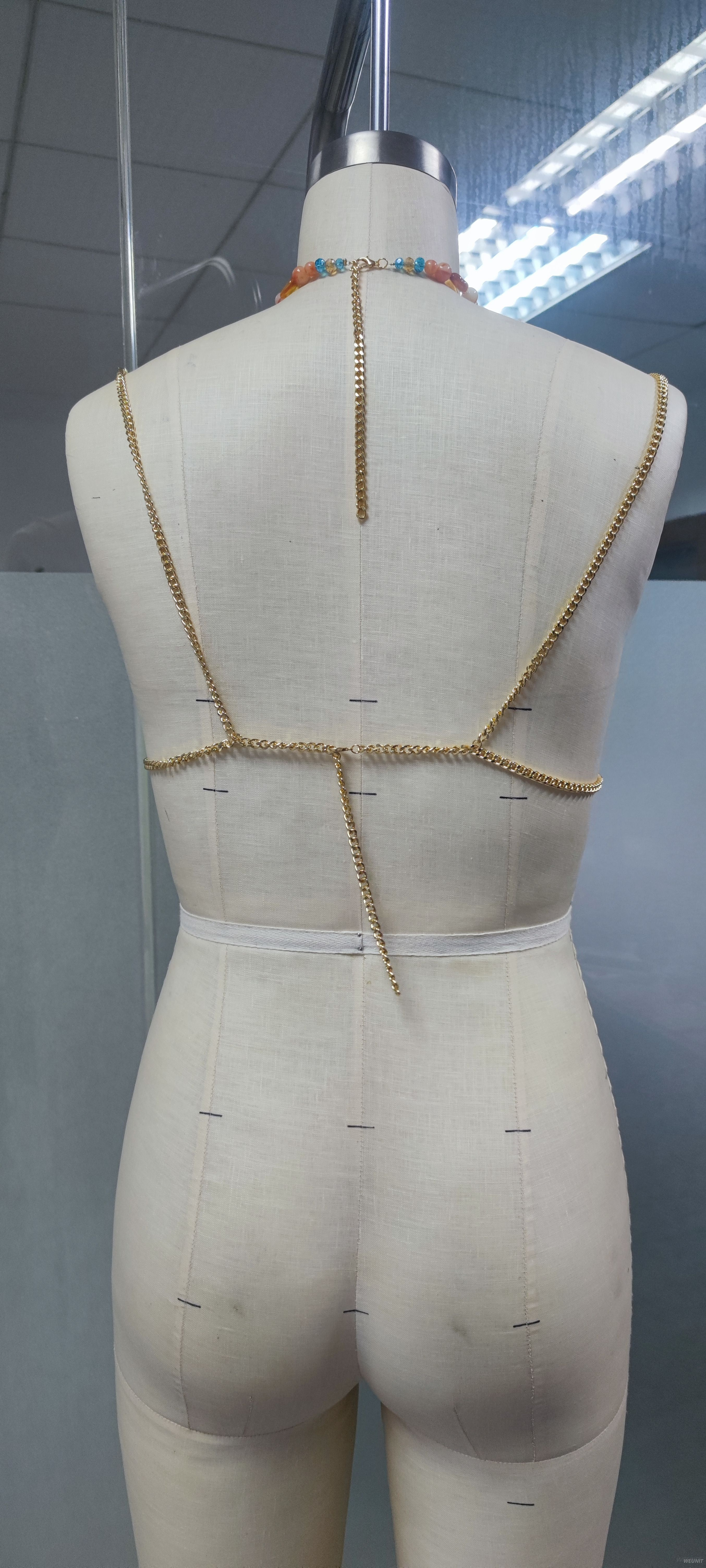 Top corto con cadena y cuerpo con cuentas de colores