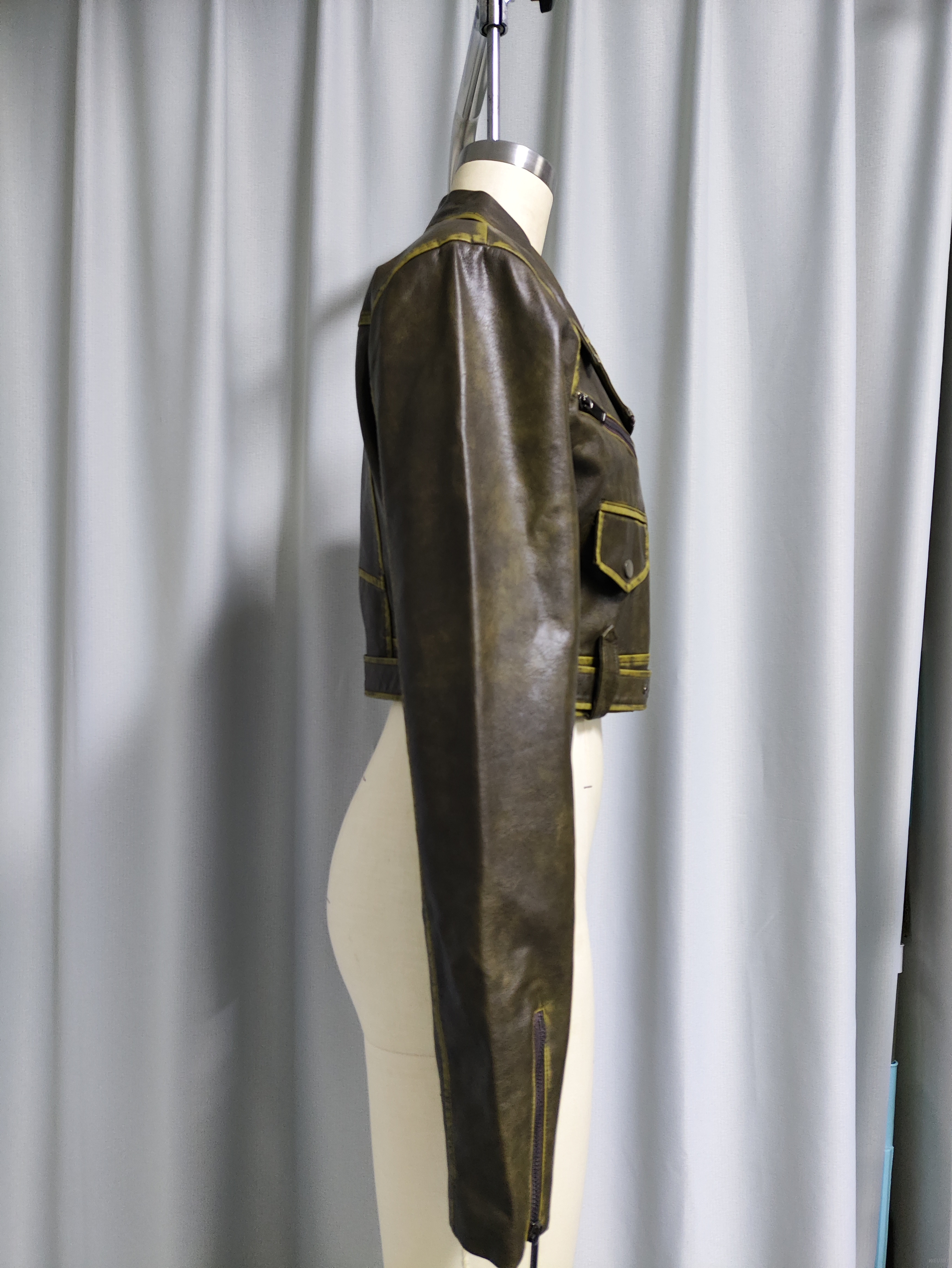 Chaqueta de motociclista vintage de cuero asim&eacute;trica con cremallera y costuras en contraste para mujer