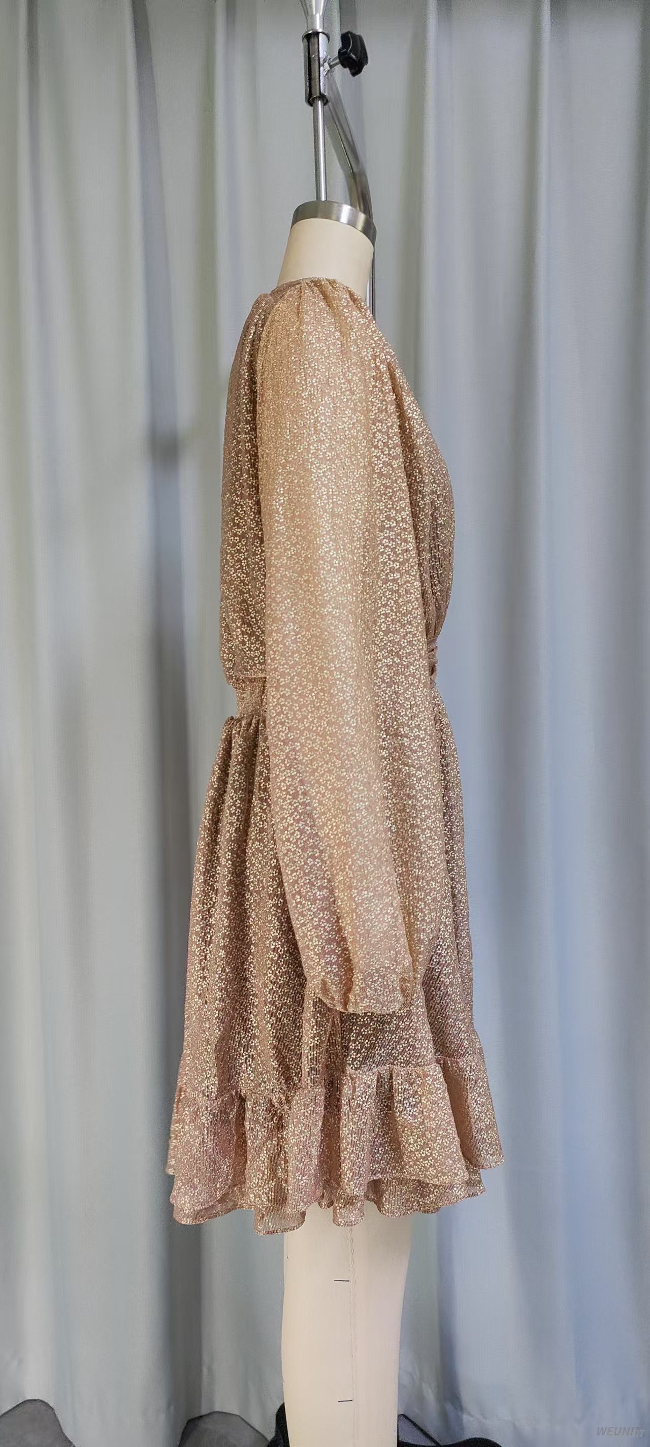 Minivestido dorado brillante de manga larga con volantes y lazo en la cintura