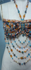 Top corto con cadena y cuerpo con cuentas de colores