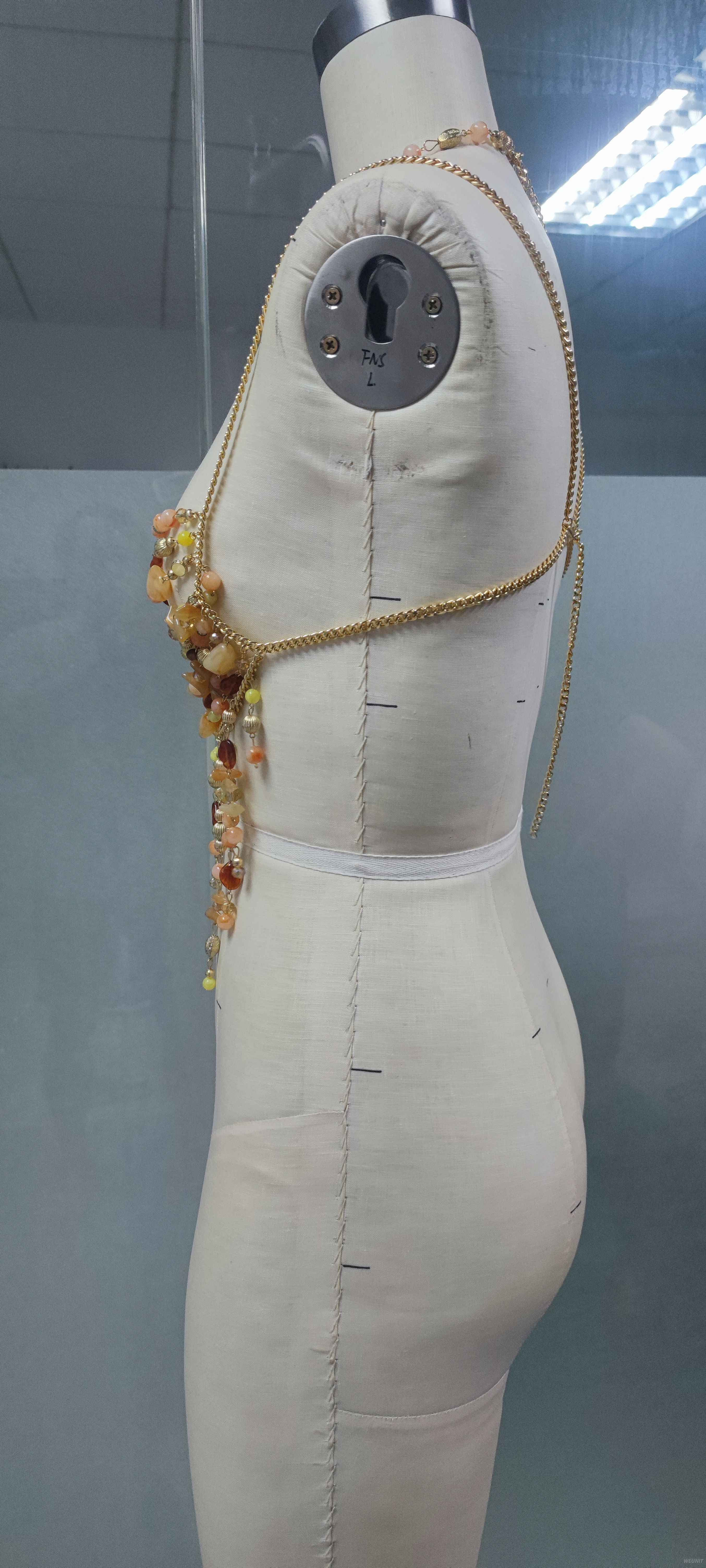 Top corto con cadena y cuerpo con cuentas de colores