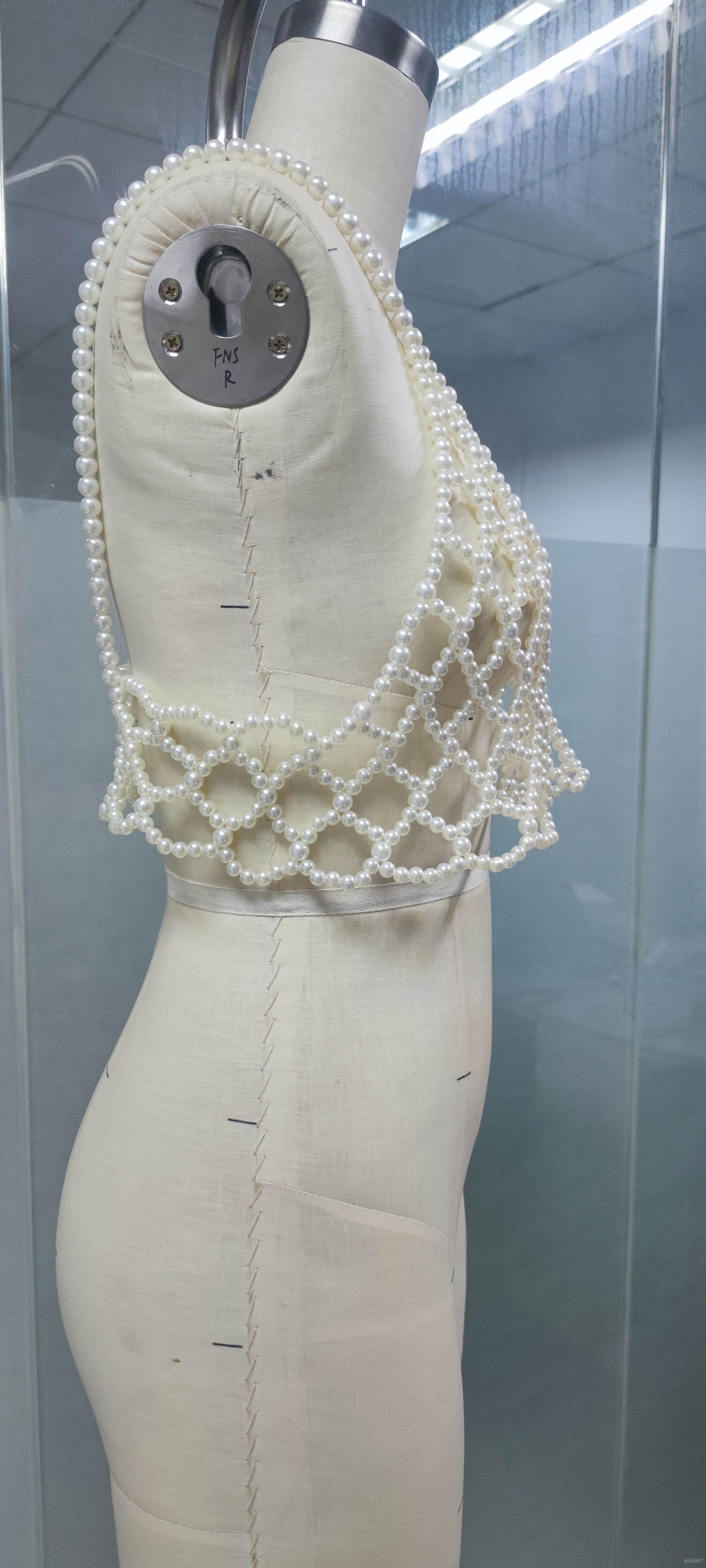 Exquisito top corto de crochet bordado con perlas HECHO A MANO