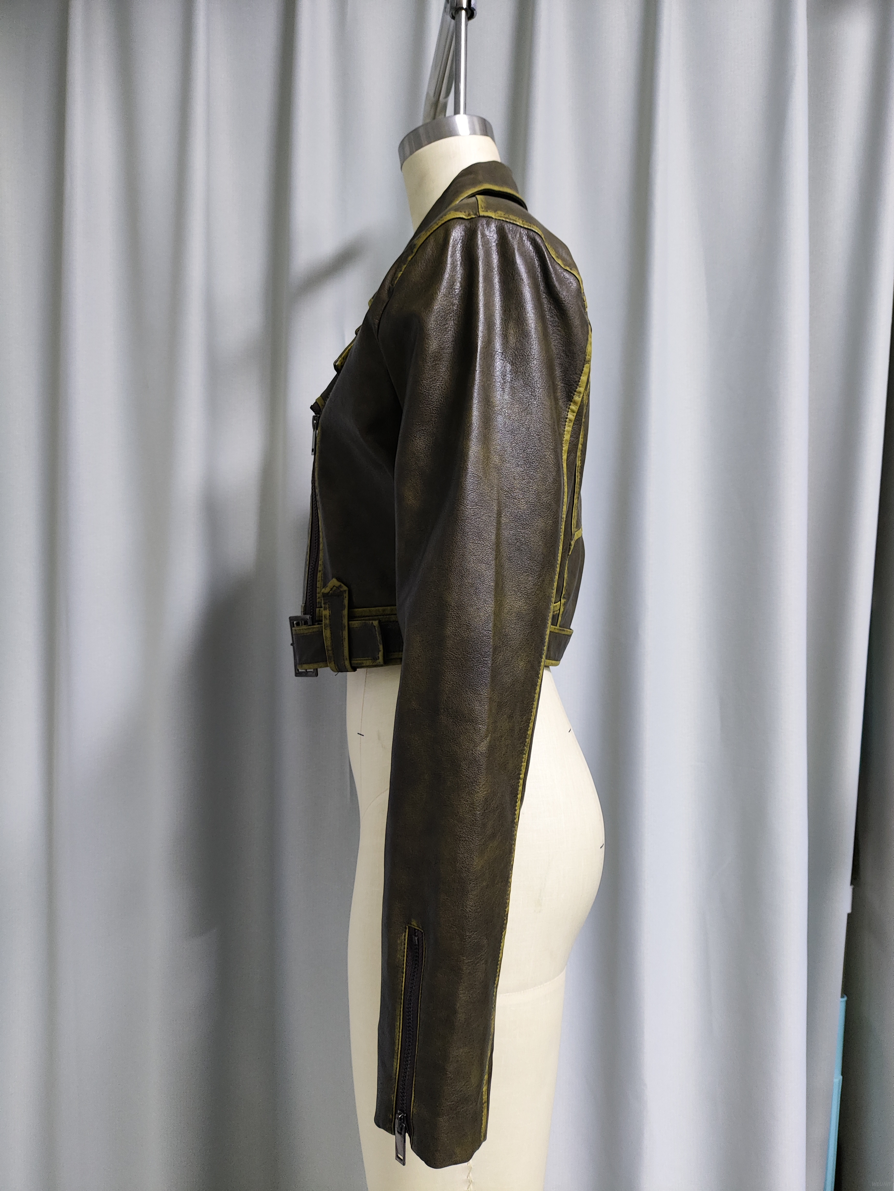 Chaqueta de motociclista vintage de cuero asim&eacute;trica con cremallera y costuras en contraste para mujer
