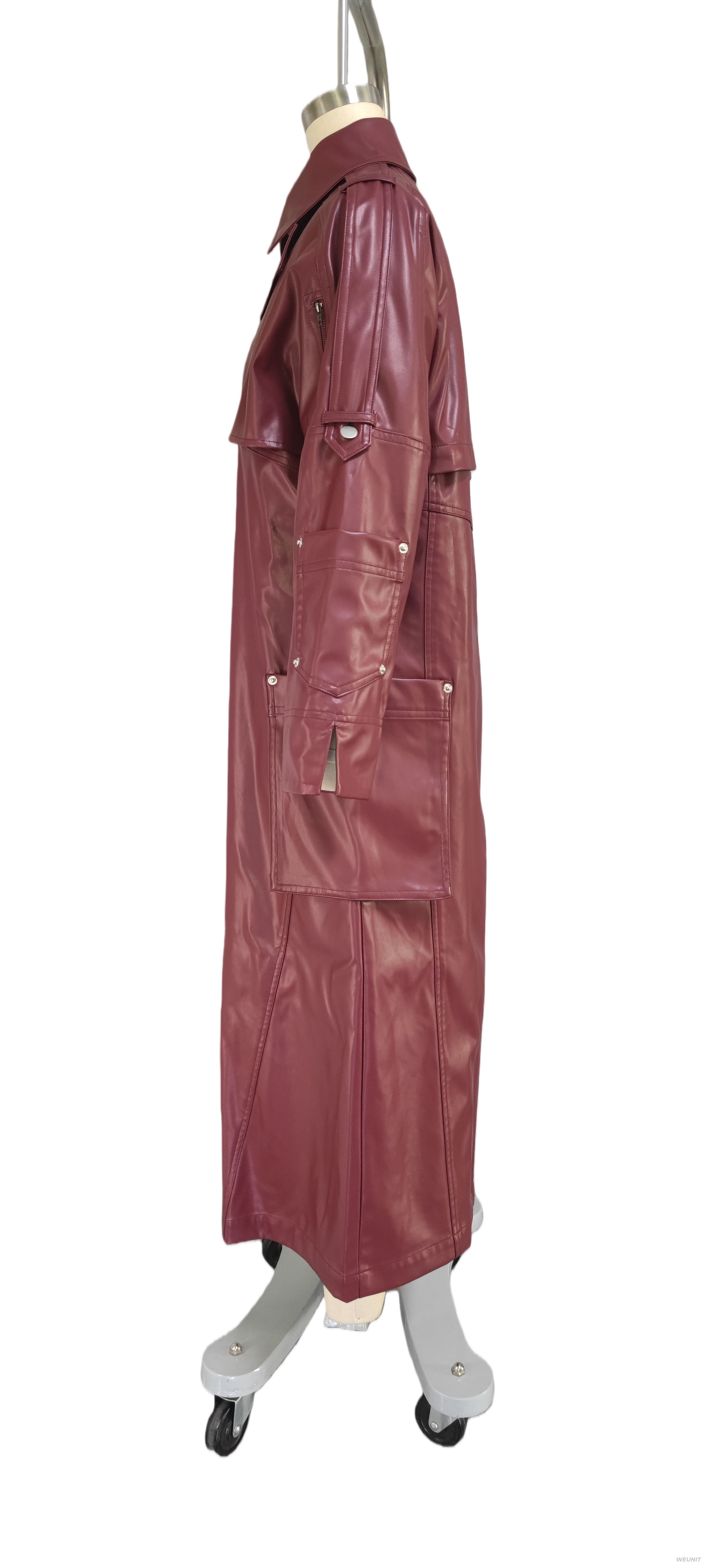 Gabardina de piel sint&eacute;tica burdeos para mujer con dise&ntilde;o de doble botonadura
