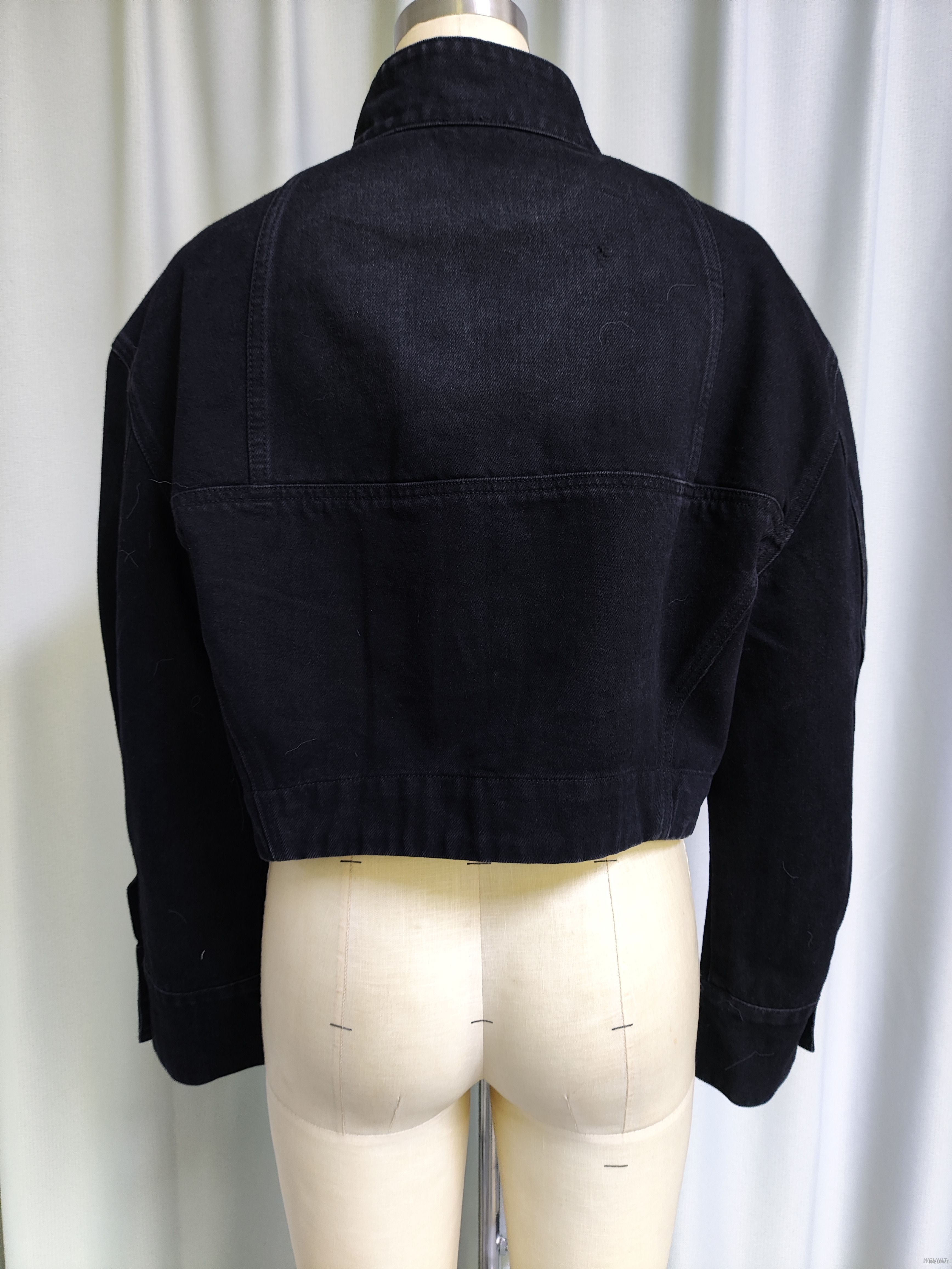 Chaqueta vaquera corta negra con bolsillos abotonados