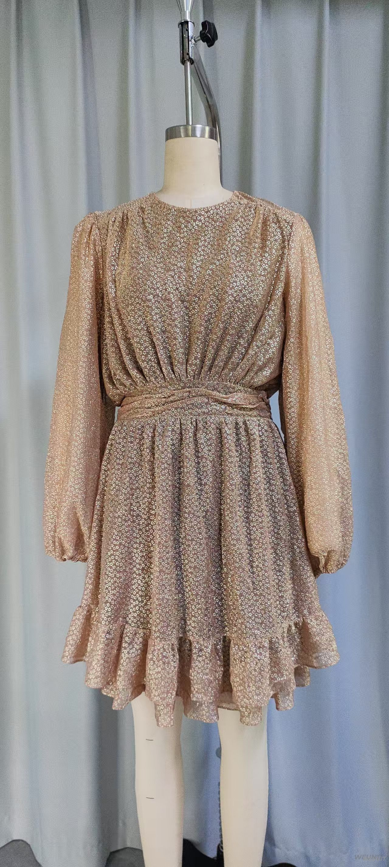Minivestido dorado brillante de manga larga con volantes y lazo en la cintura