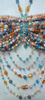 Top corto con cadena y cuerpo con cuentas de colores