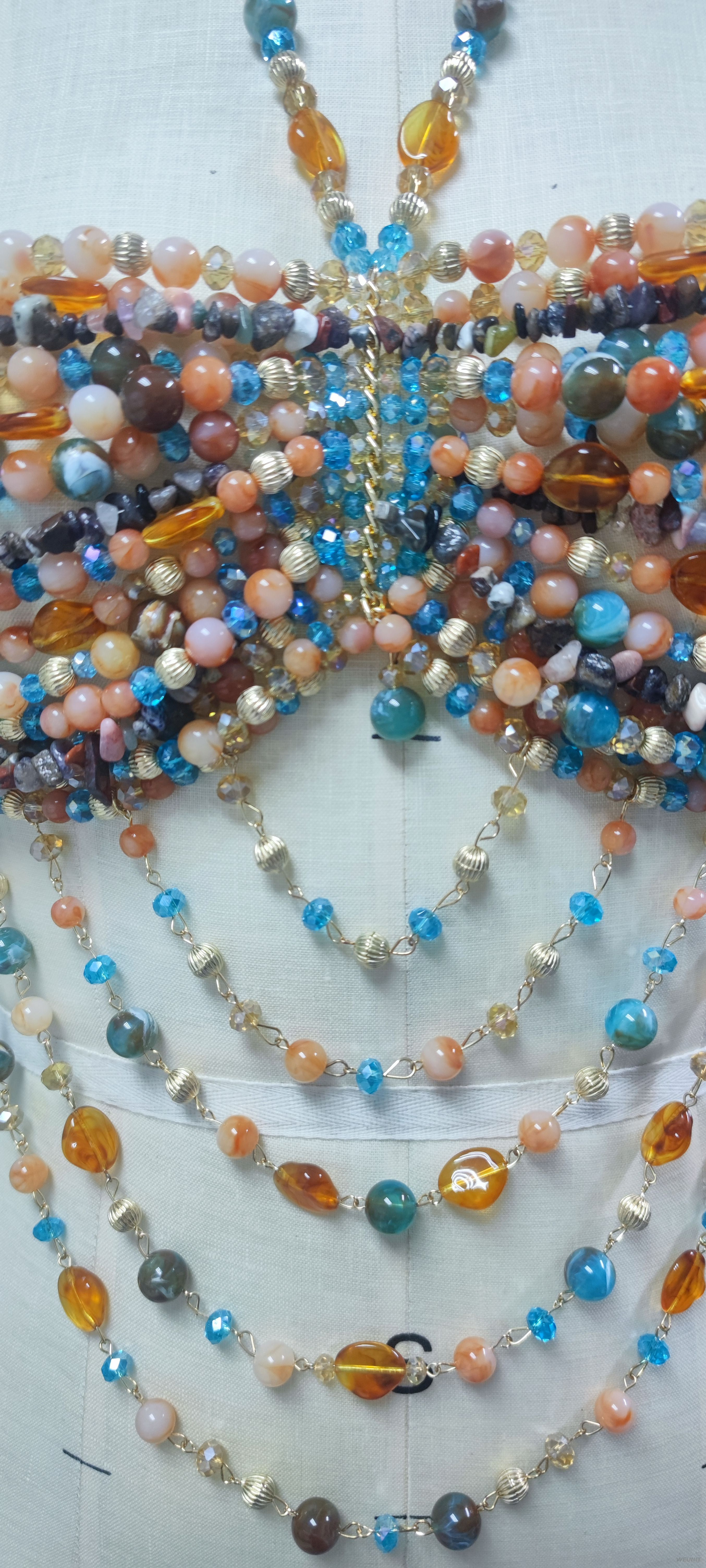 Top corto con cadena y cuerpo con cuentas de colores
