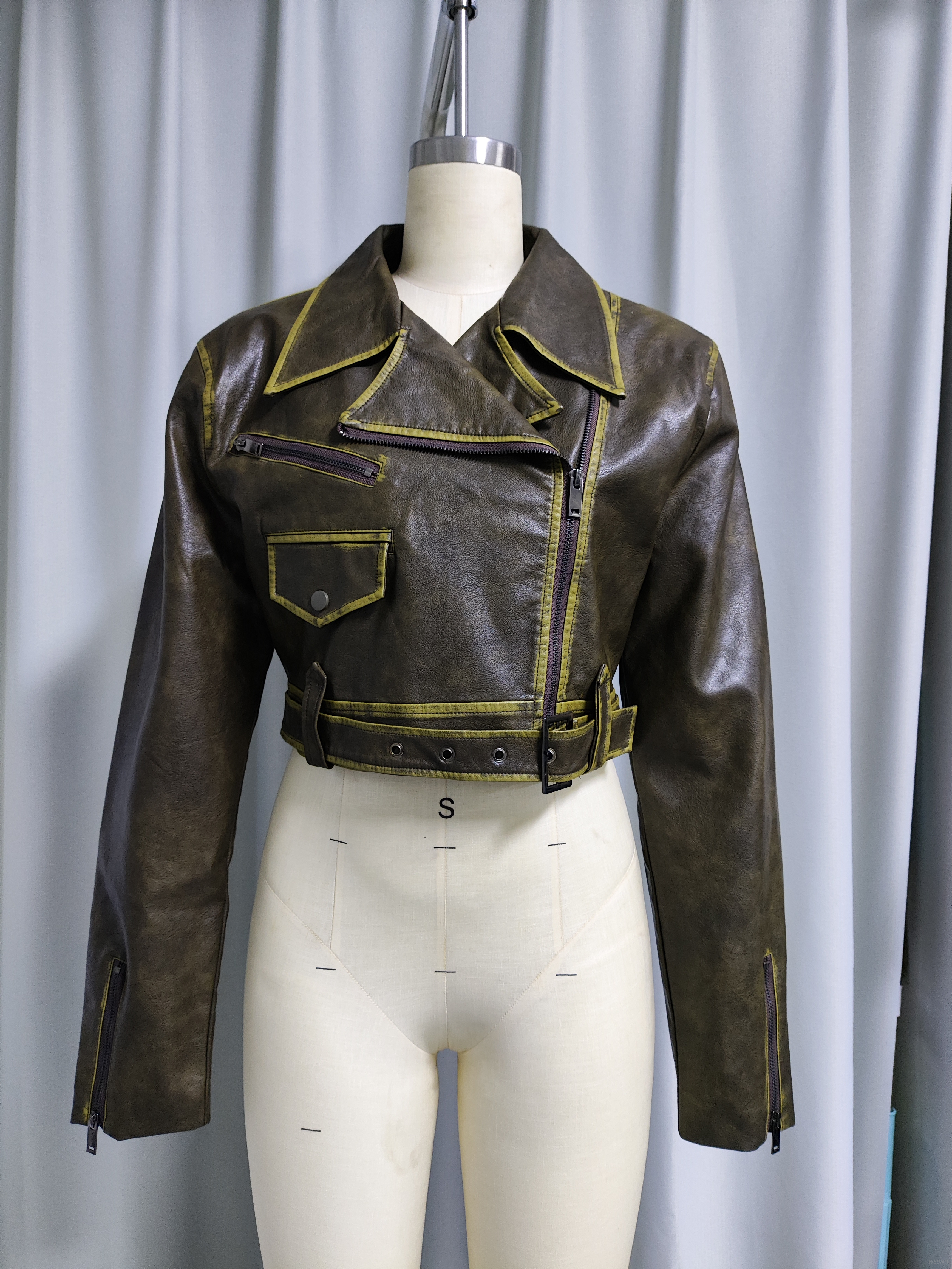 Chaqueta de motociclista vintage de cuero asim&eacute;trica con cremallera y costuras en contraste para mujer