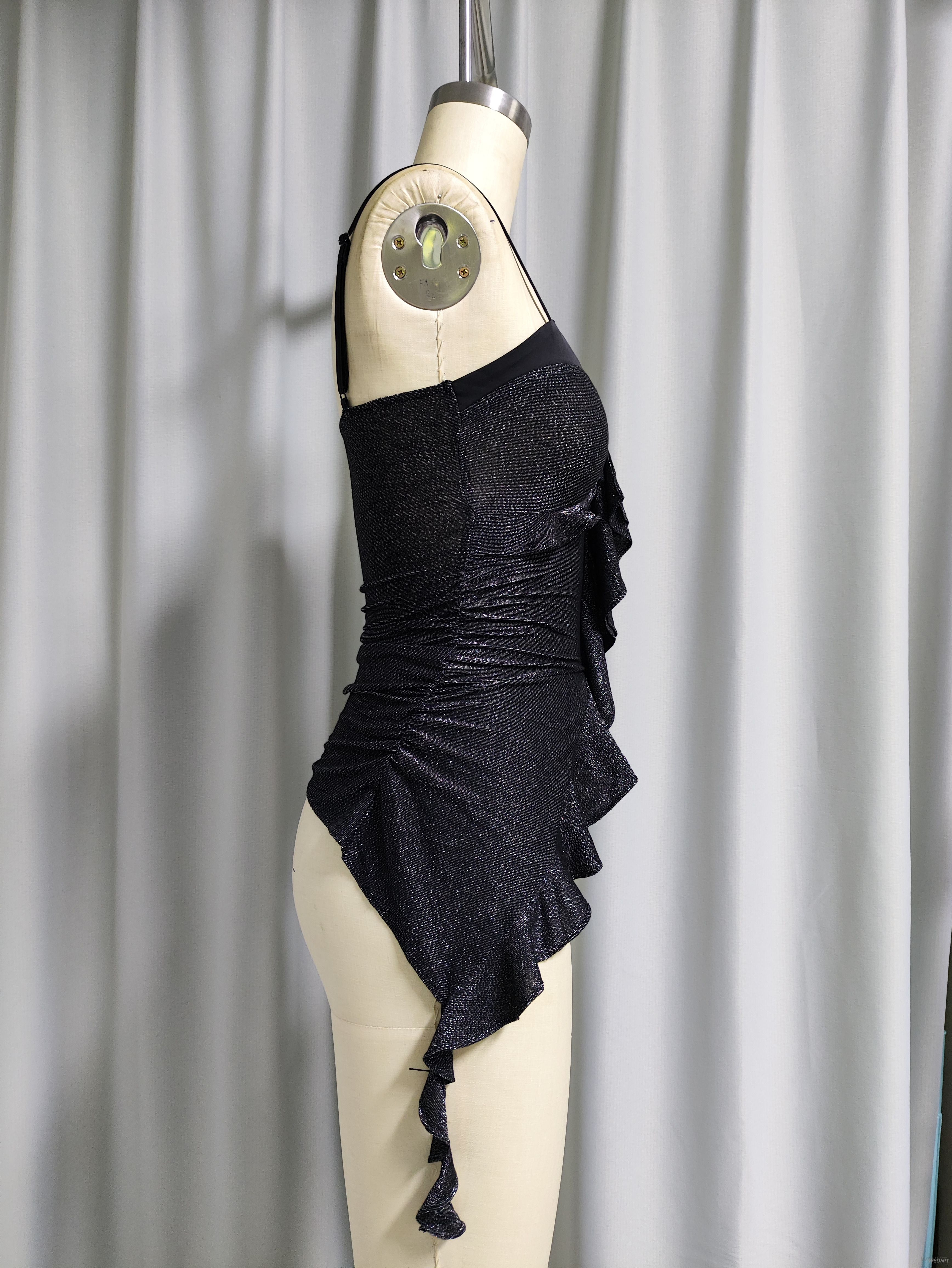 Top camisero asim&eacute;trico con volantes y lentejuelas para mujer