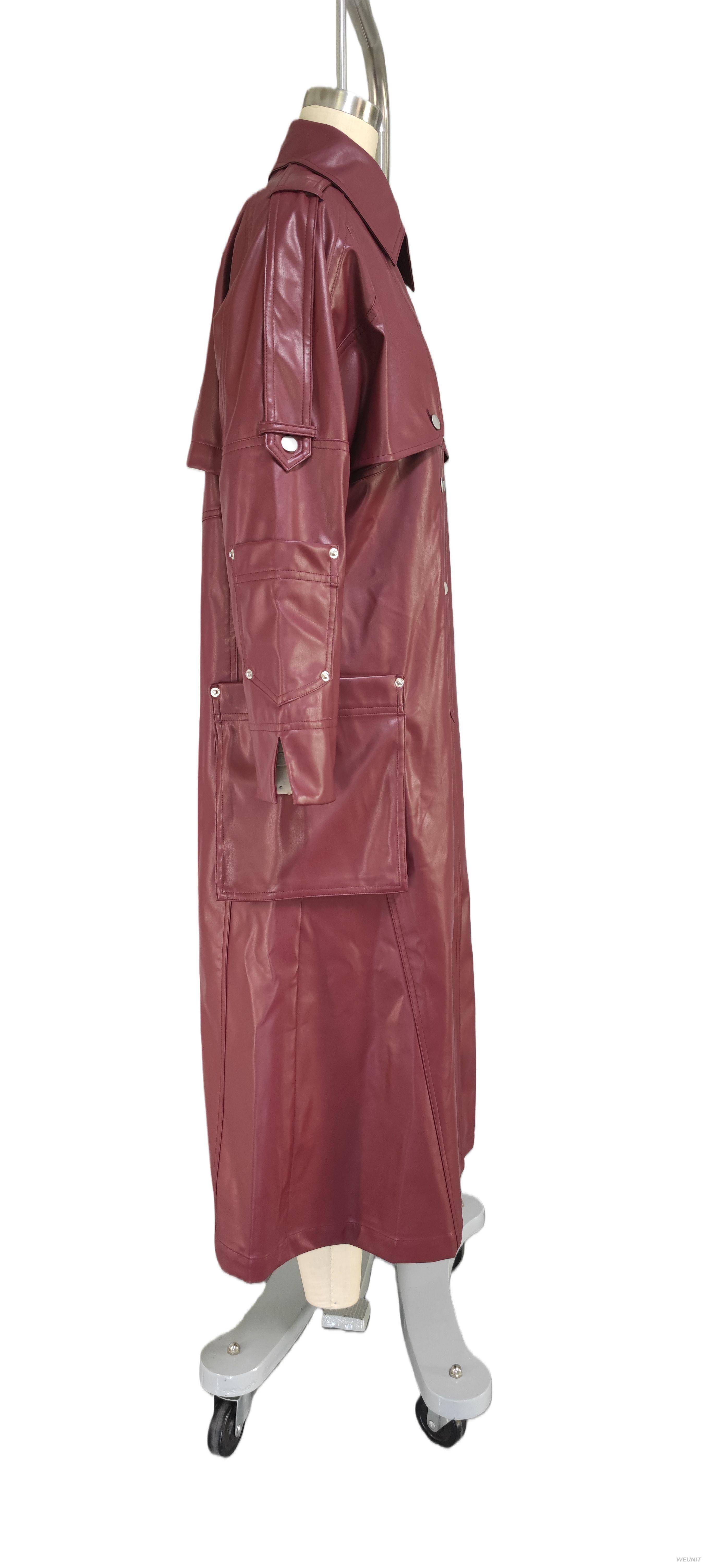 Gabardina de piel sint&eacute;tica burdeos para mujer con dise&ntilde;o de doble botonadura