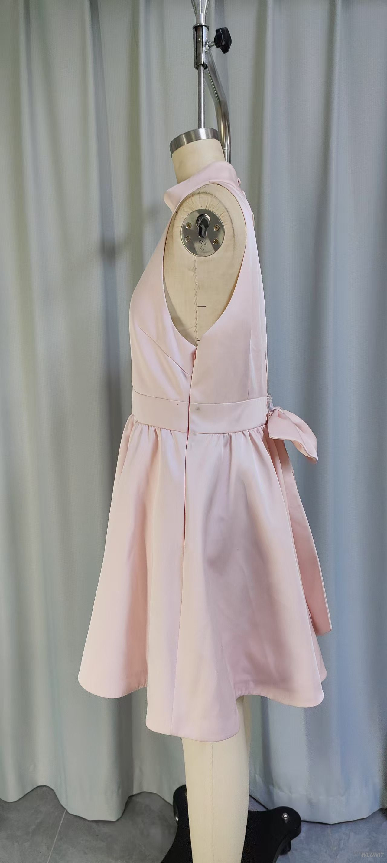 Minivestido evas&eacute; con cuello halter rosa