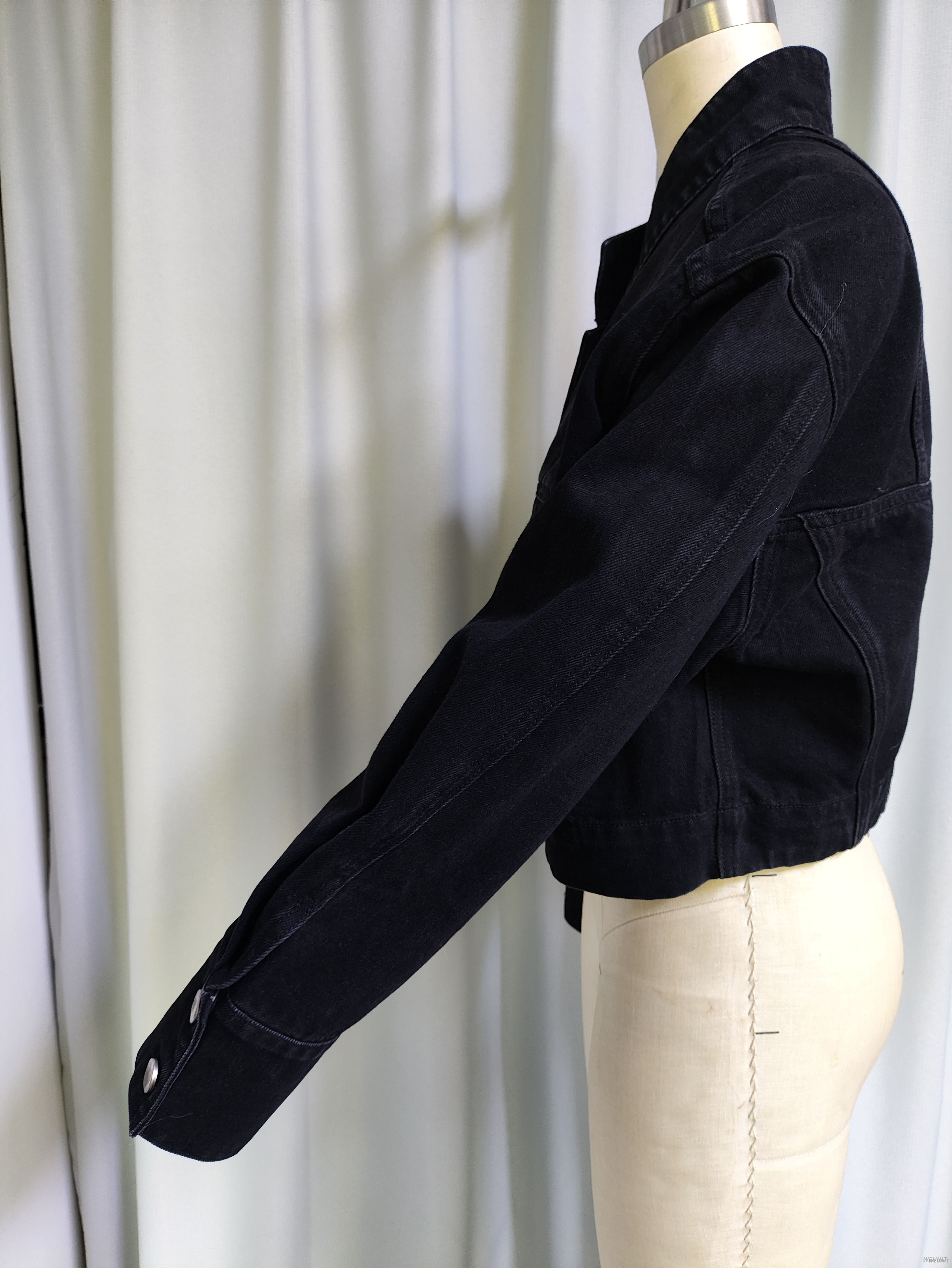 Chaqueta vaquera corta negra con bolsillos abotonados