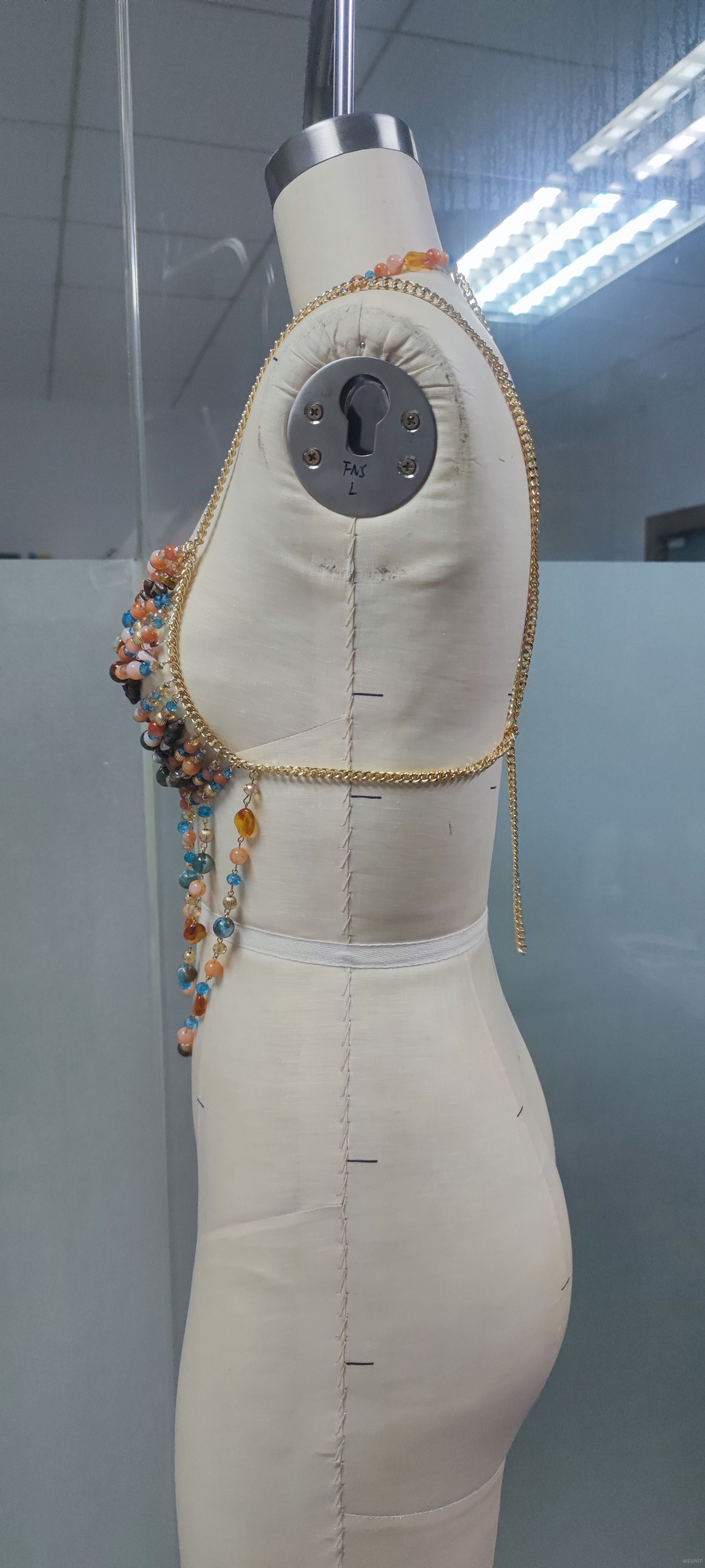 Top corto con cadena y cuerpo con cuentas de colores