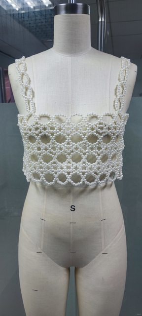 Exquisito top corto de crochet con bordado de perlas