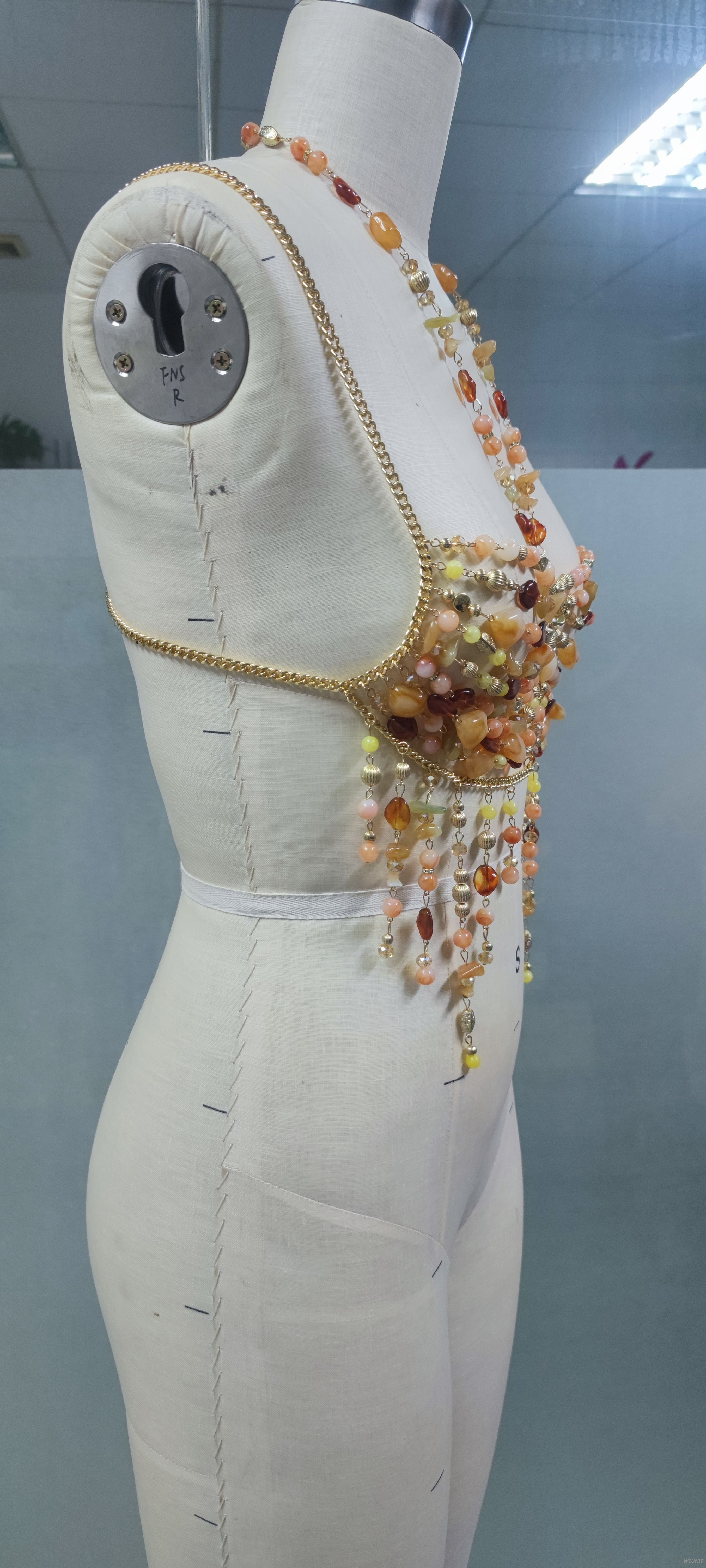 Top corto con cadena y cuerpo con cuentas de colores