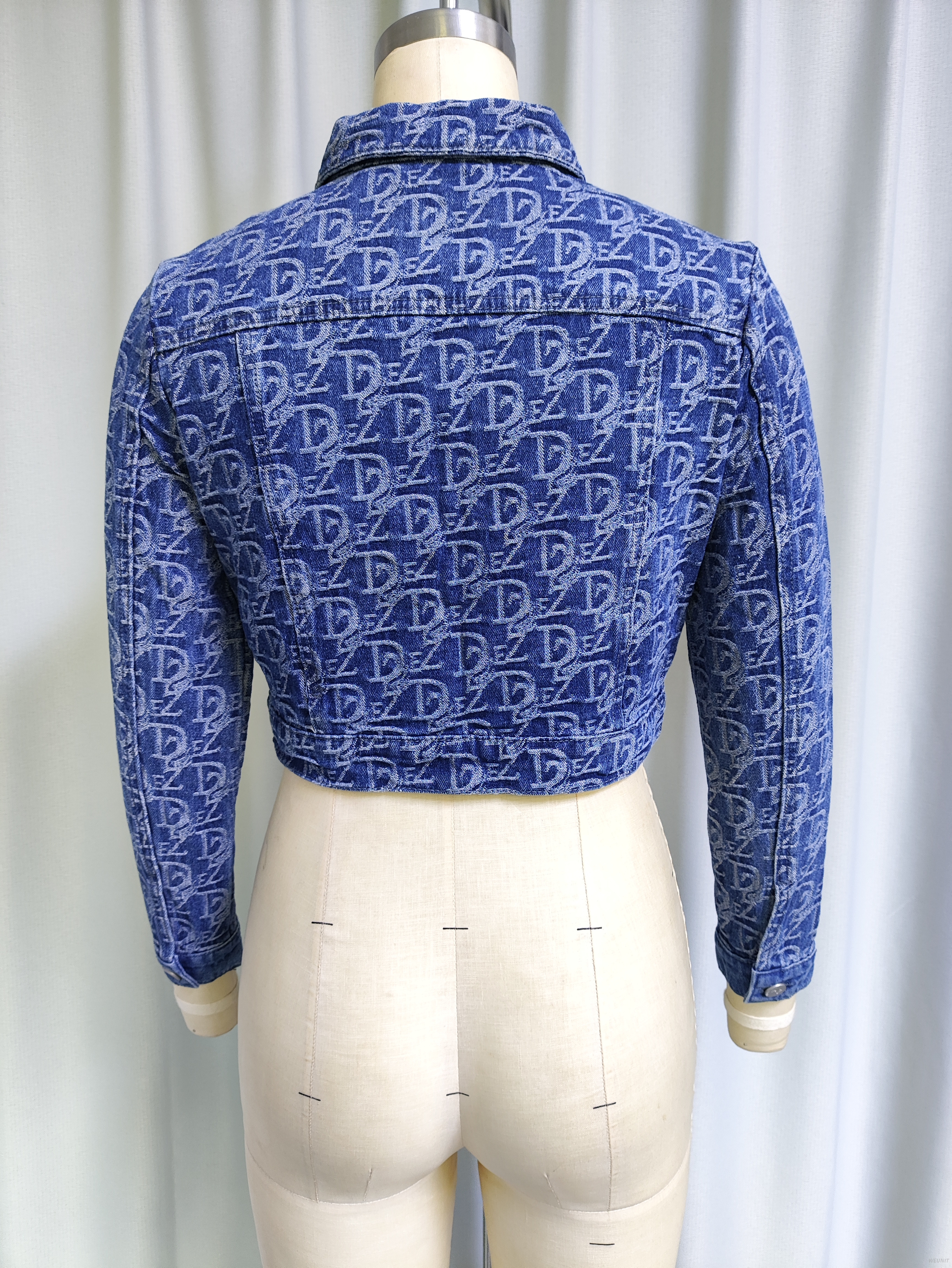 Chaqueta corta de mezclilla con monograma bordado