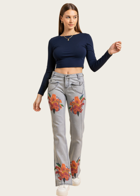 Vaqueros de mujer con estampado de flores.