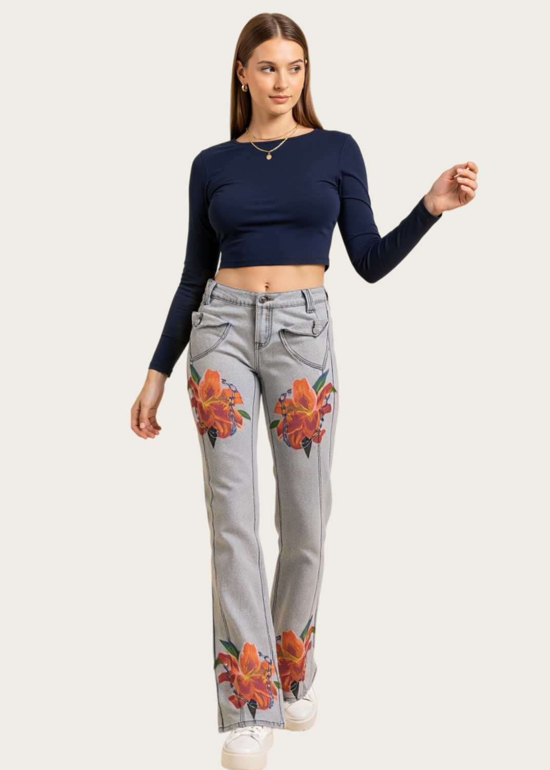 Vaqueros de mujer con estampado de flores.