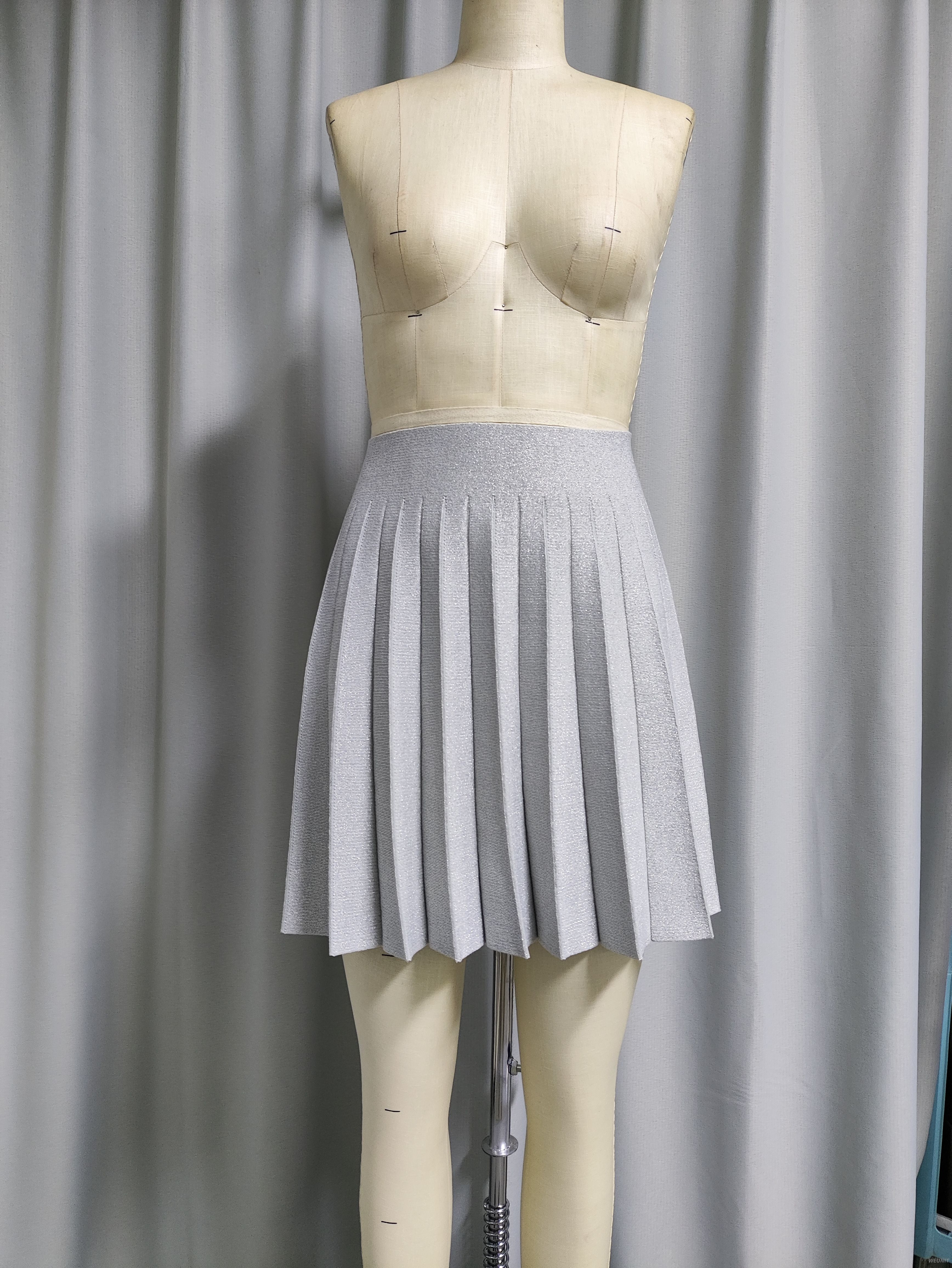 Minifalda plisada brillante para mujer