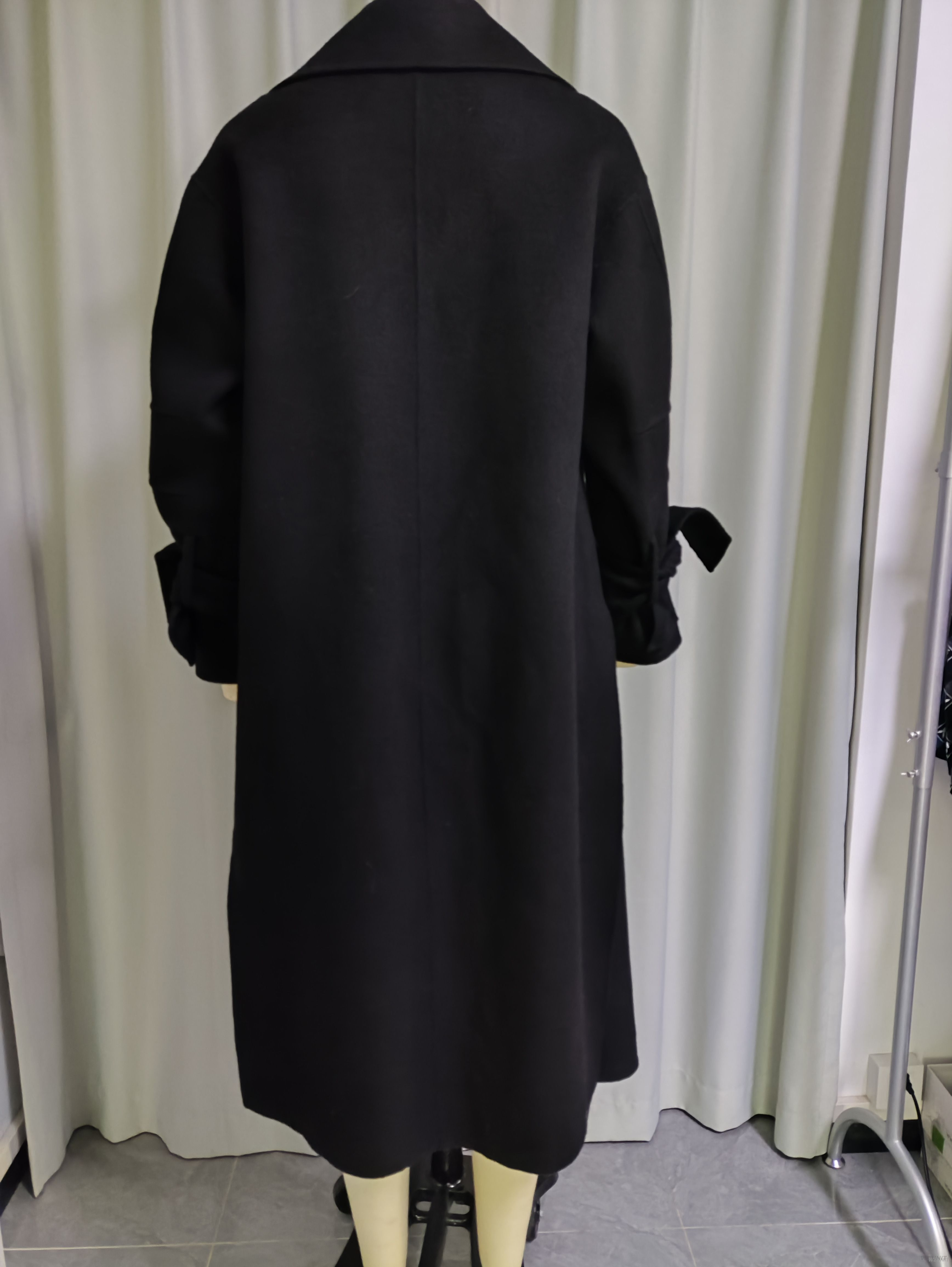 Abrigo largo de mezcla de lana con detalle de lazo negro para mujer
