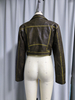 Chaqueta de motociclista vintage de cuero asim&eacute;trica con cremallera y costuras en contraste para mujer