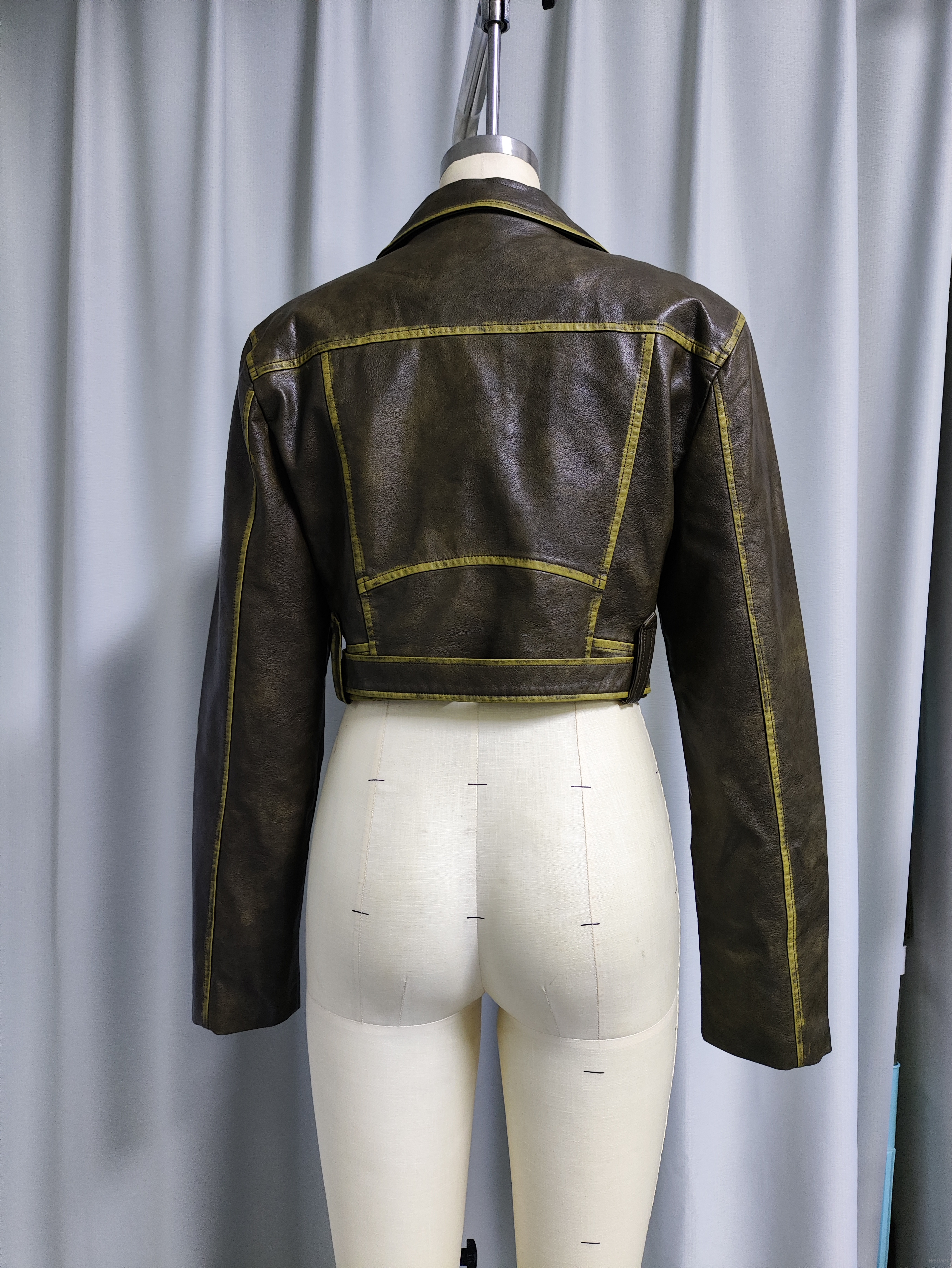 Chaqueta de motociclista vintage de cuero asim&eacute;trica con cremallera y costuras en contraste para mujer