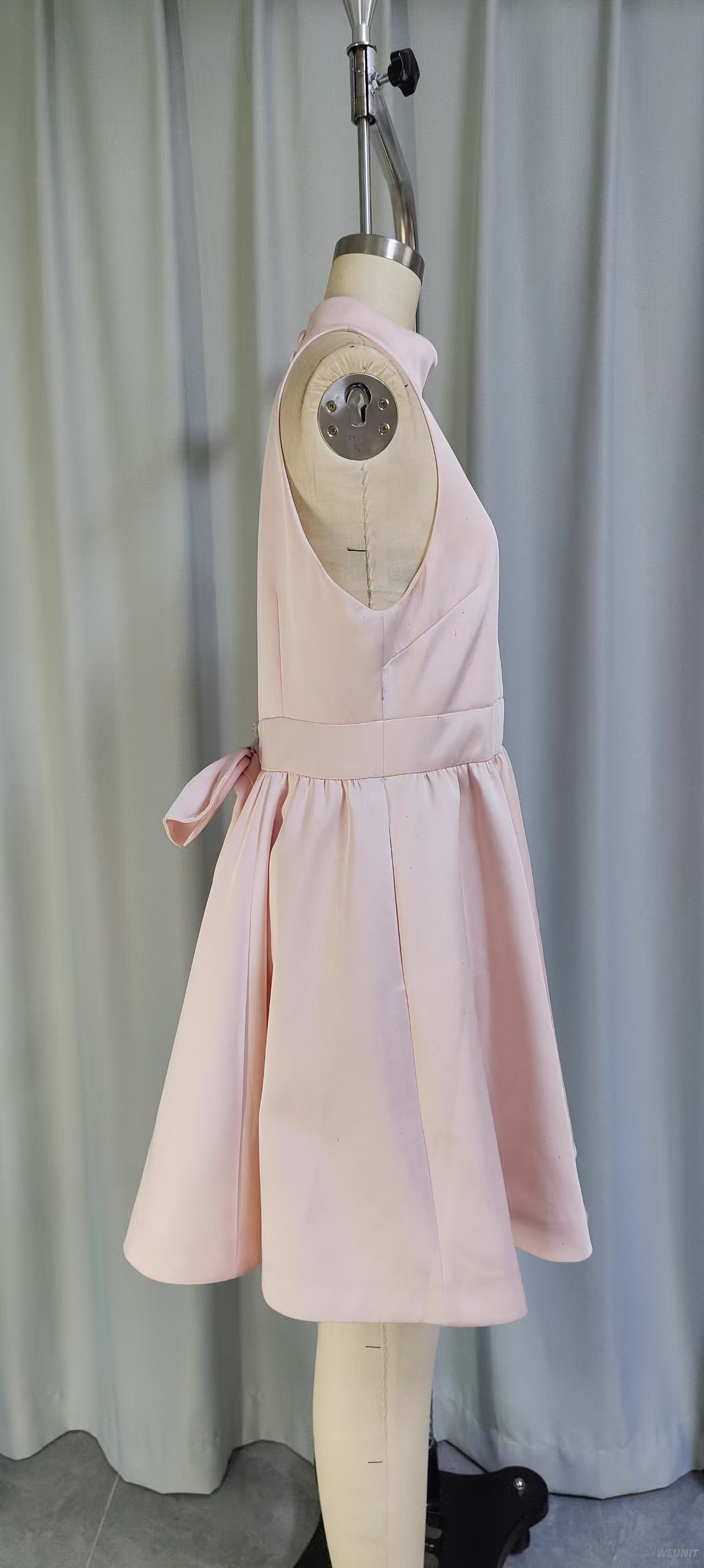 Minivestido evas&eacute; con cuello halter rosa