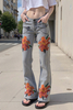 Vaqueros de mujer con estampado de flores.