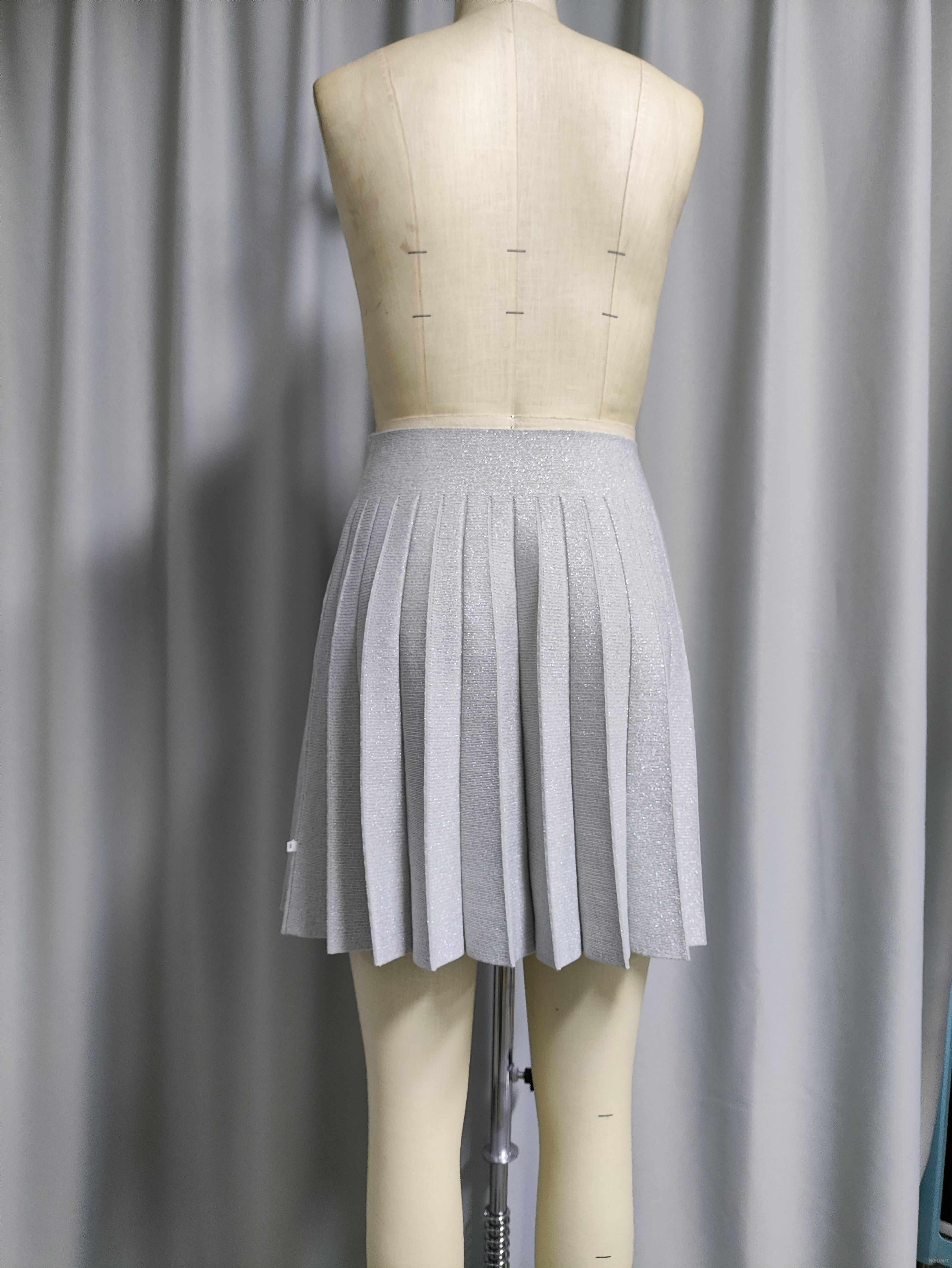 Minifalda plisada brillante para mujer