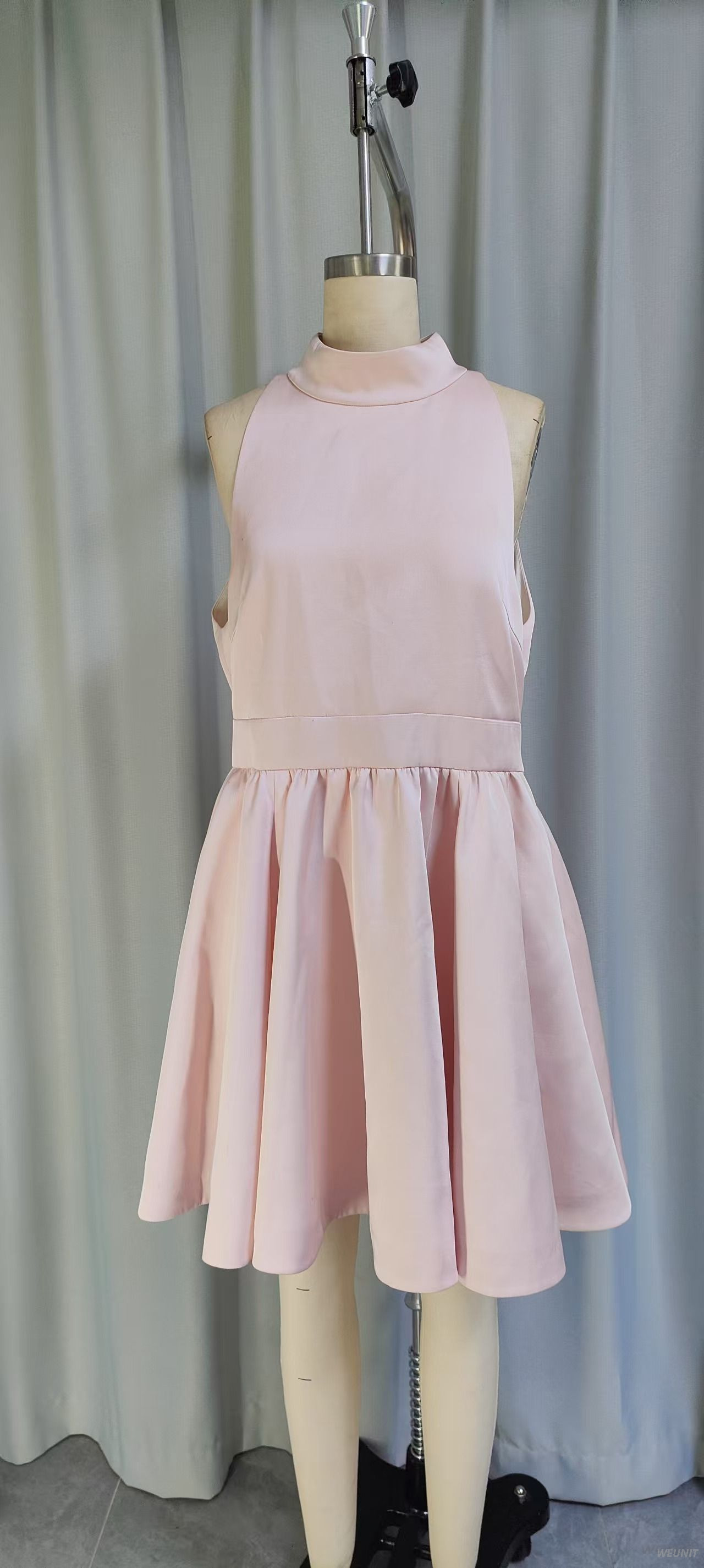 Minivestido evas&eacute; con cuello halter rosa