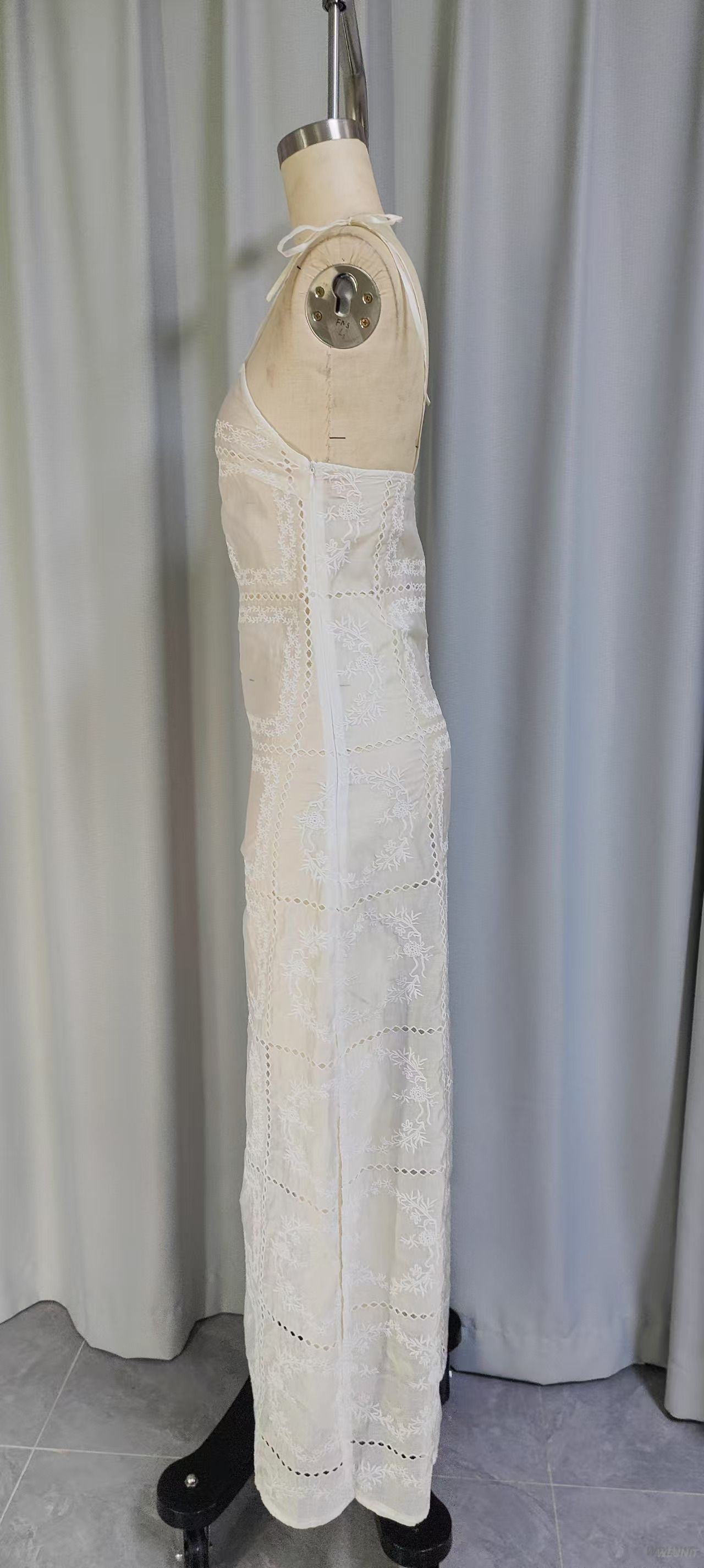 Vestido lencero largo de encaje transparente de inspiraci&oacute;n vintage con bordado floral