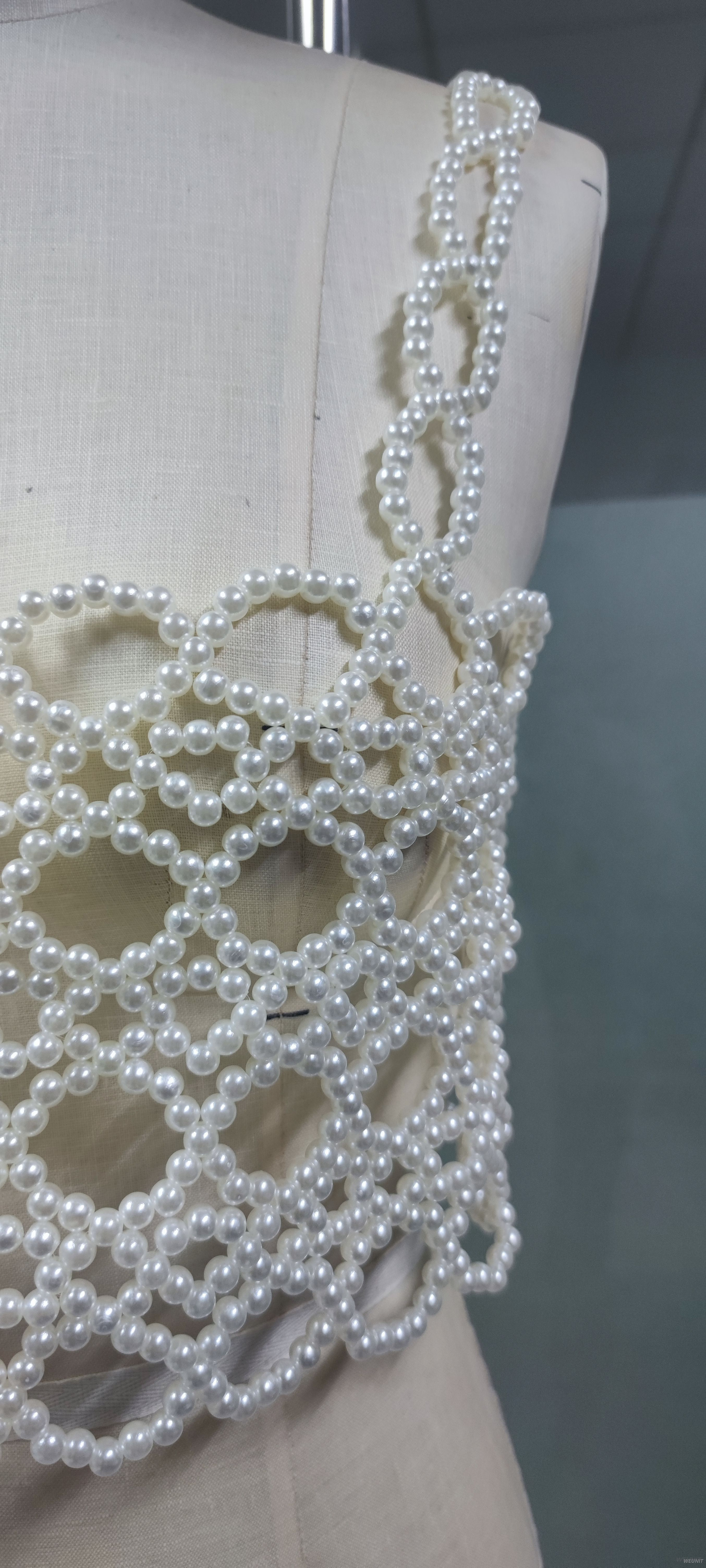 Exquisito top corto de crochet con bordado de perlas