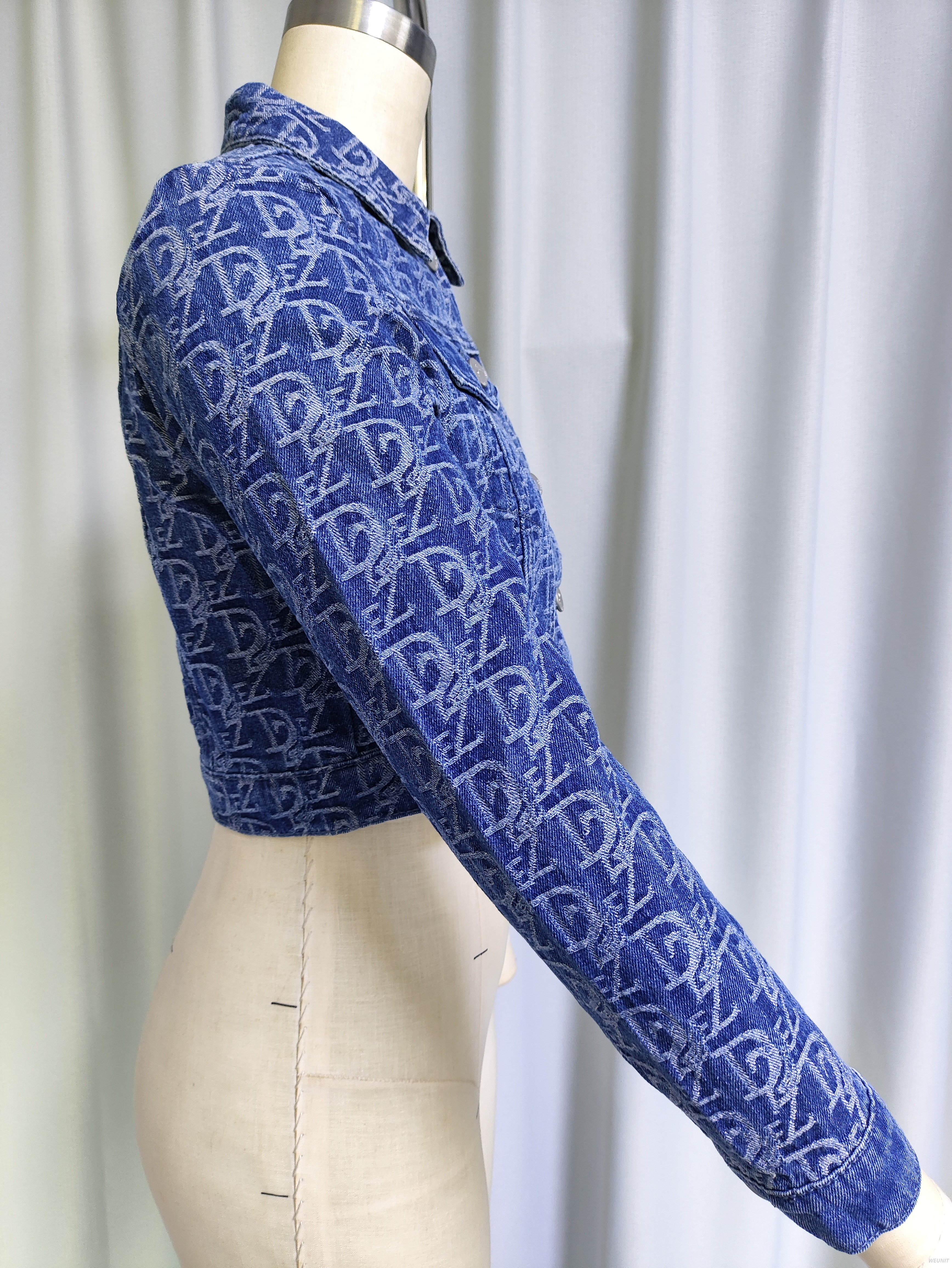 Chaqueta corta de mezclilla con monograma bordado