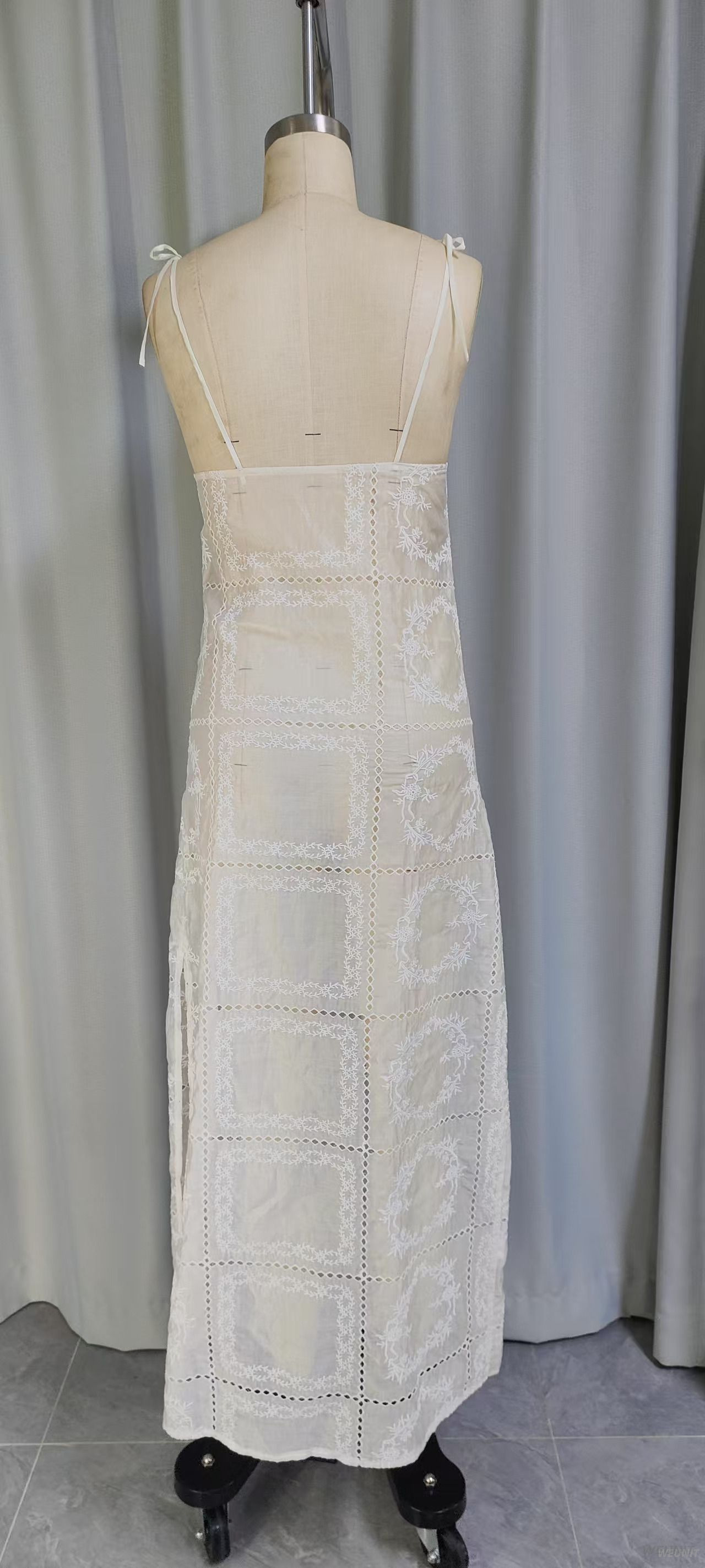 Vestido lencero largo de encaje transparente de inspiraci&oacute;n vintage con bordado floral