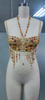 Top corto con cadena y cuerpo con cuentas de colores