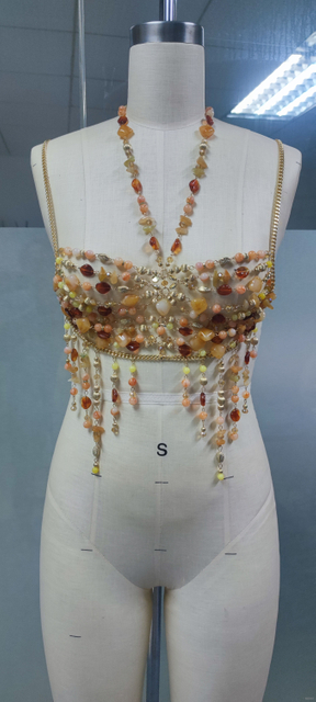 Top corto con cadena y cuerpo con cuentas de colores