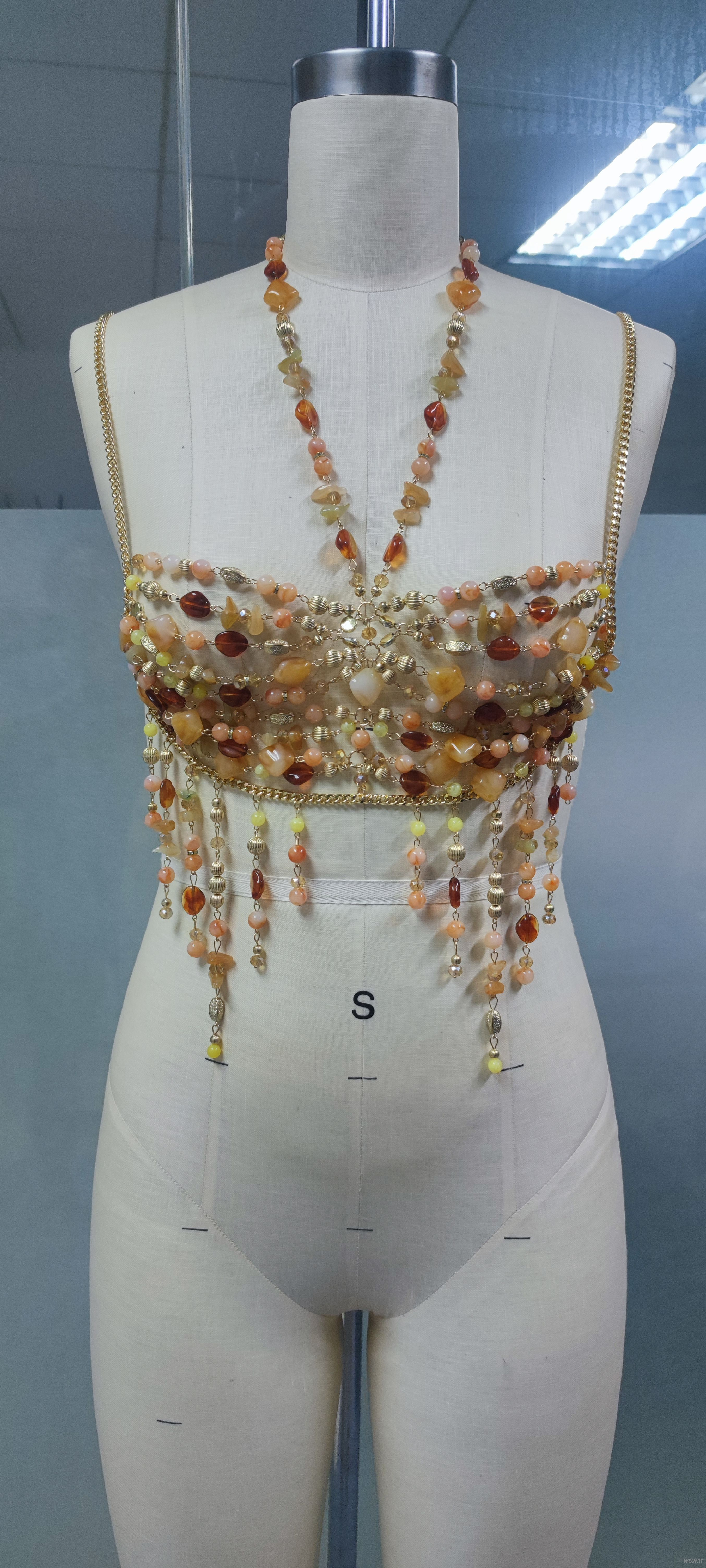 Top corto con cadena y cuerpo con cuentas de colores