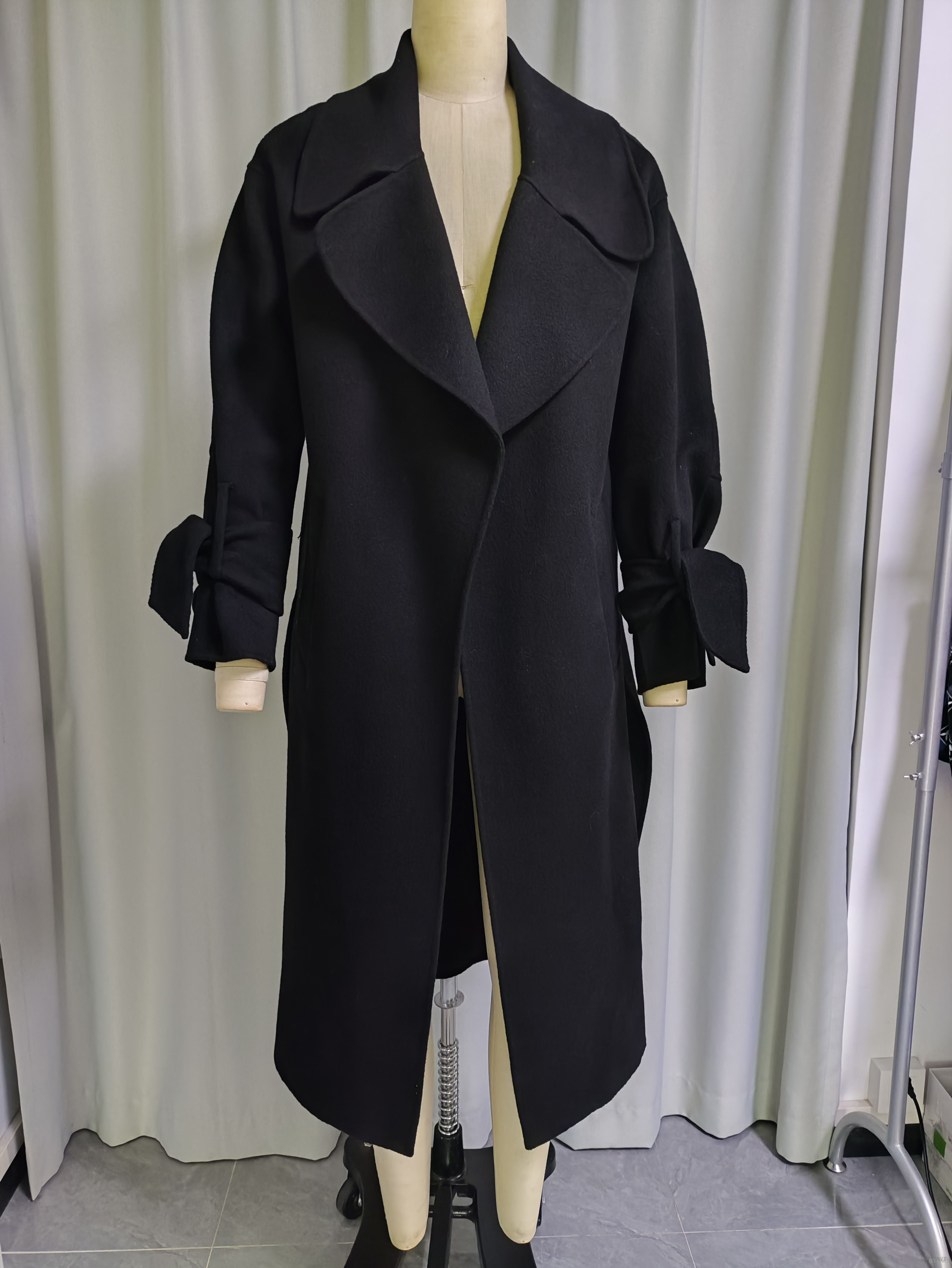 Abrigo largo de mezcla de lana con detalle de lazo negro para mujer