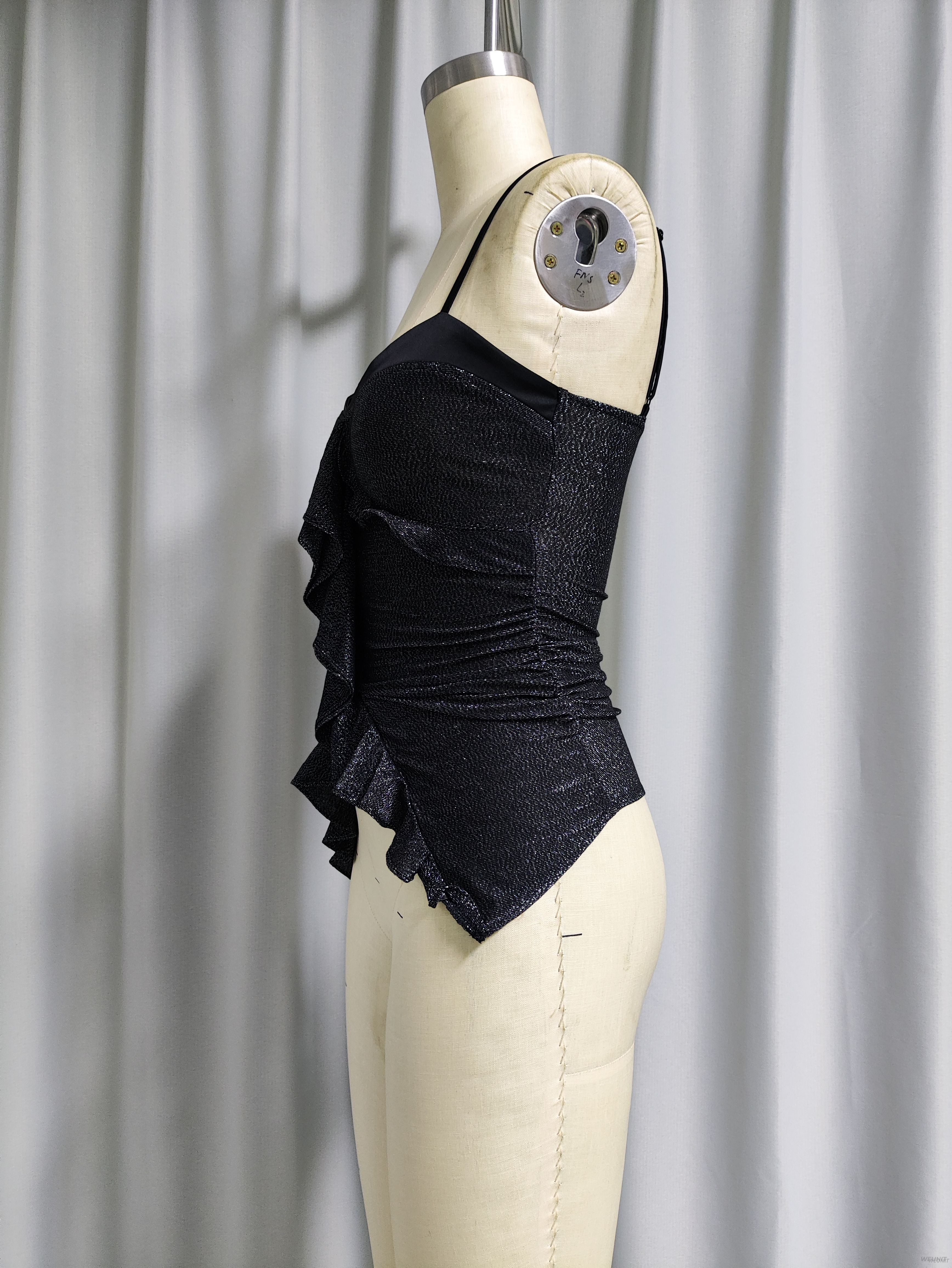 Top camisero asim&eacute;trico con volantes y lentejuelas para mujer