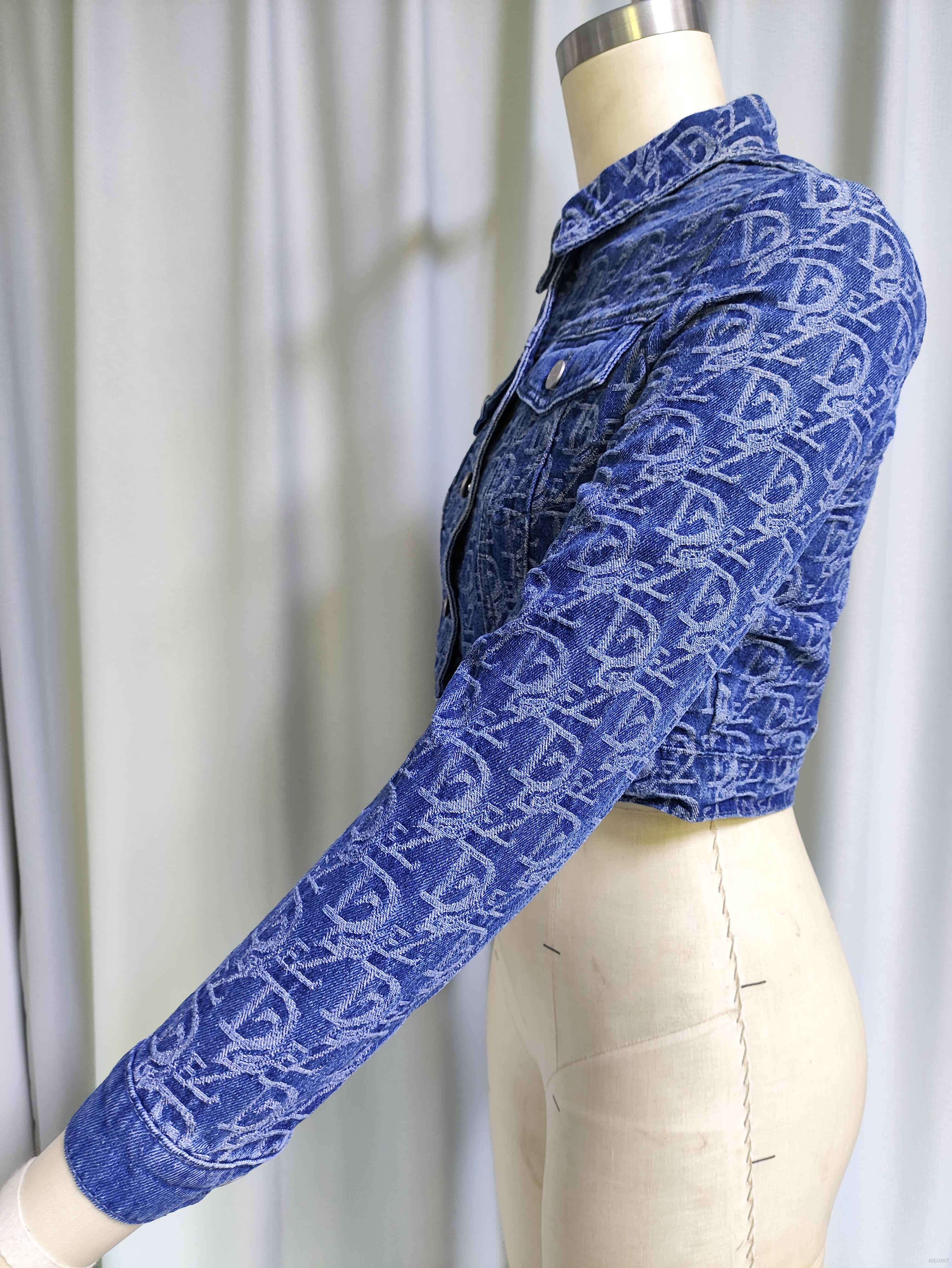 Chaqueta corta de mezclilla con monograma bordado