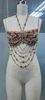 Top corto con cadena y cuerpo con cuentas de colores