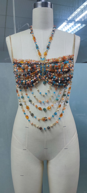 Top corto con cadena y cuerpo con cuentas de colores
