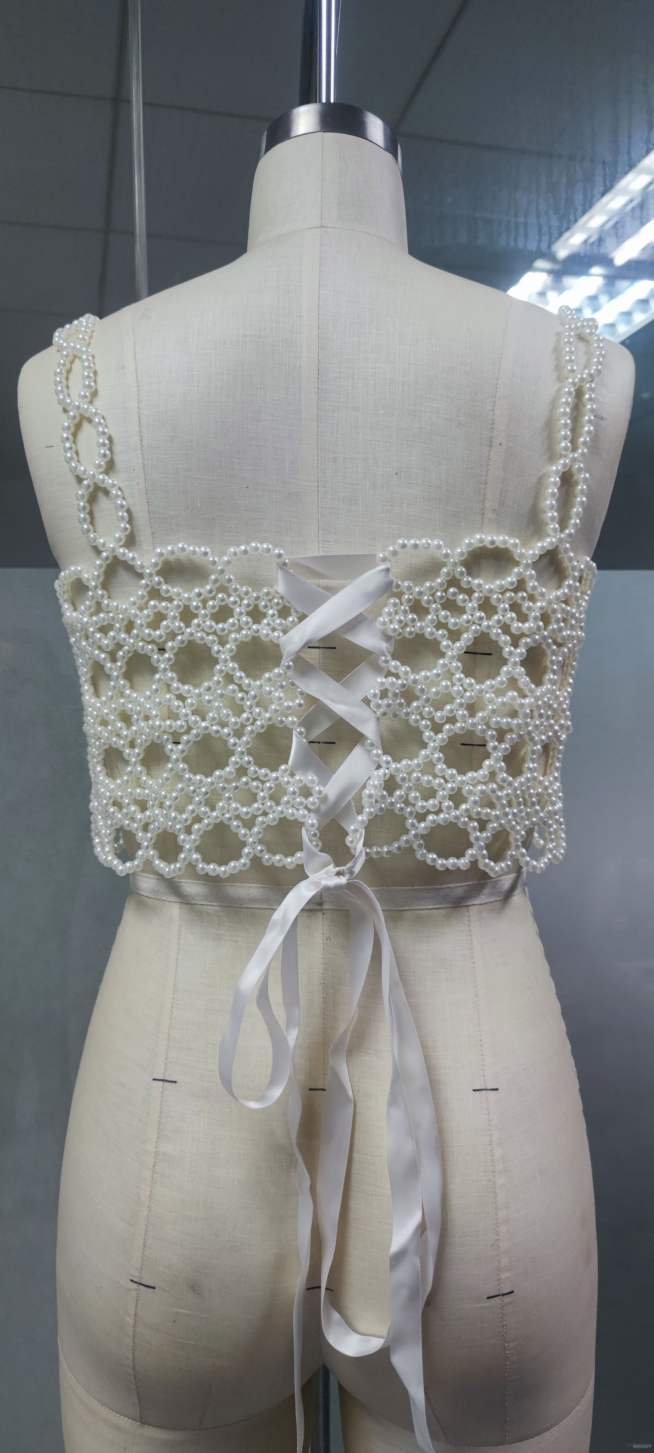Exquisito top corto de crochet con bordado de perlas